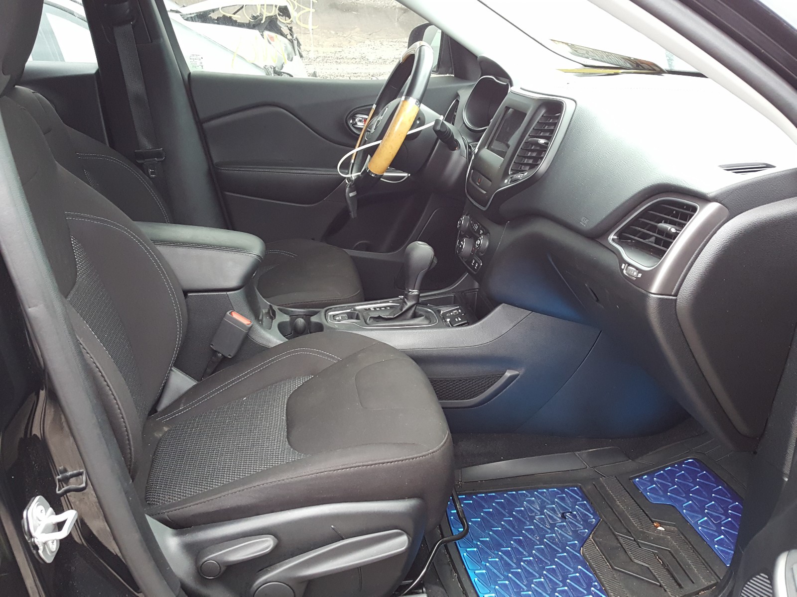 Photo 5 from auction – 2019 JEEP CHEROKEE L with VIN 1C4PJLCB5KD357681