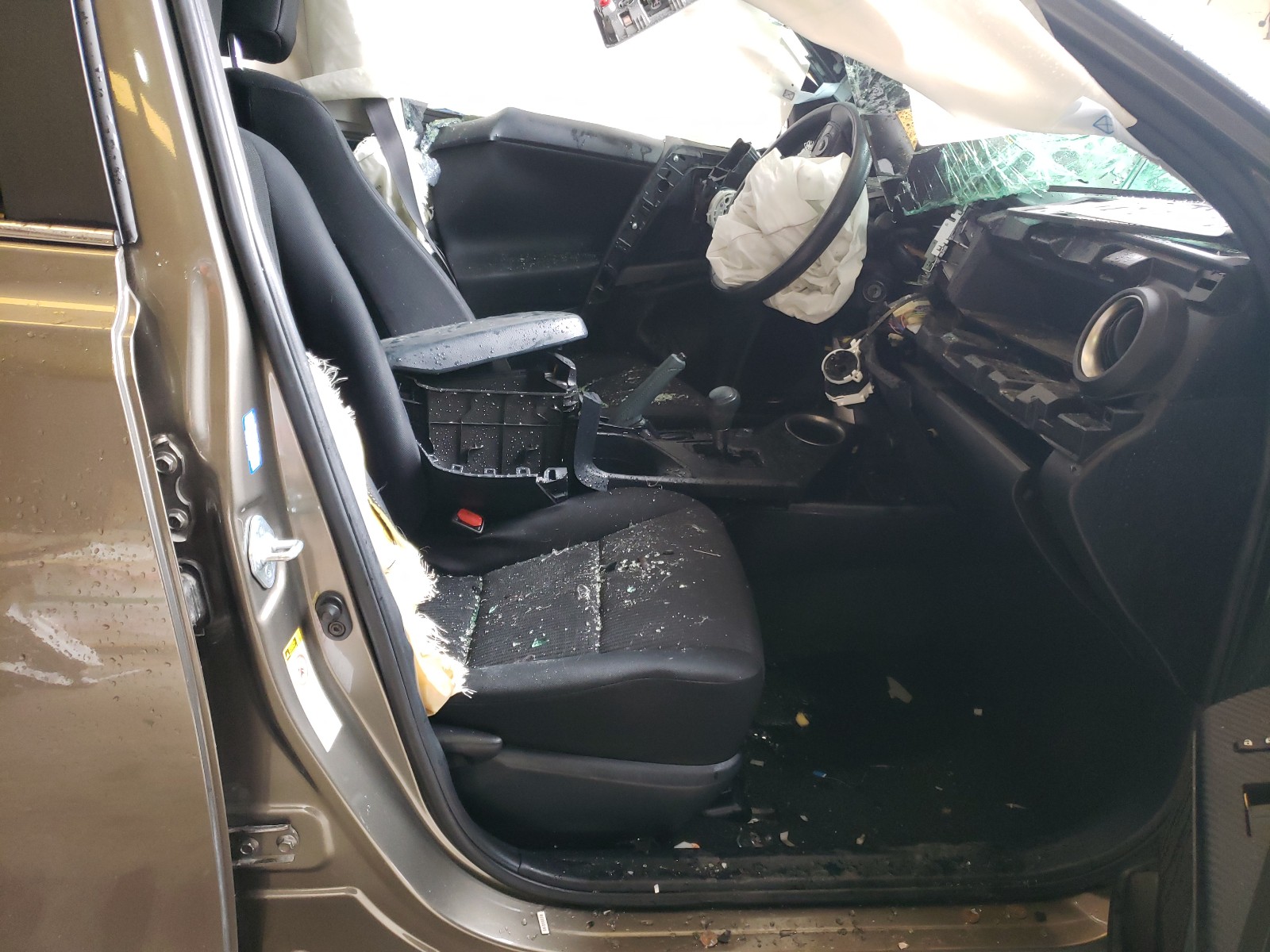 Photo 5 from auction – 2015 TOYOTA RAV4 LE with VIN JTMZFREV0FD048095