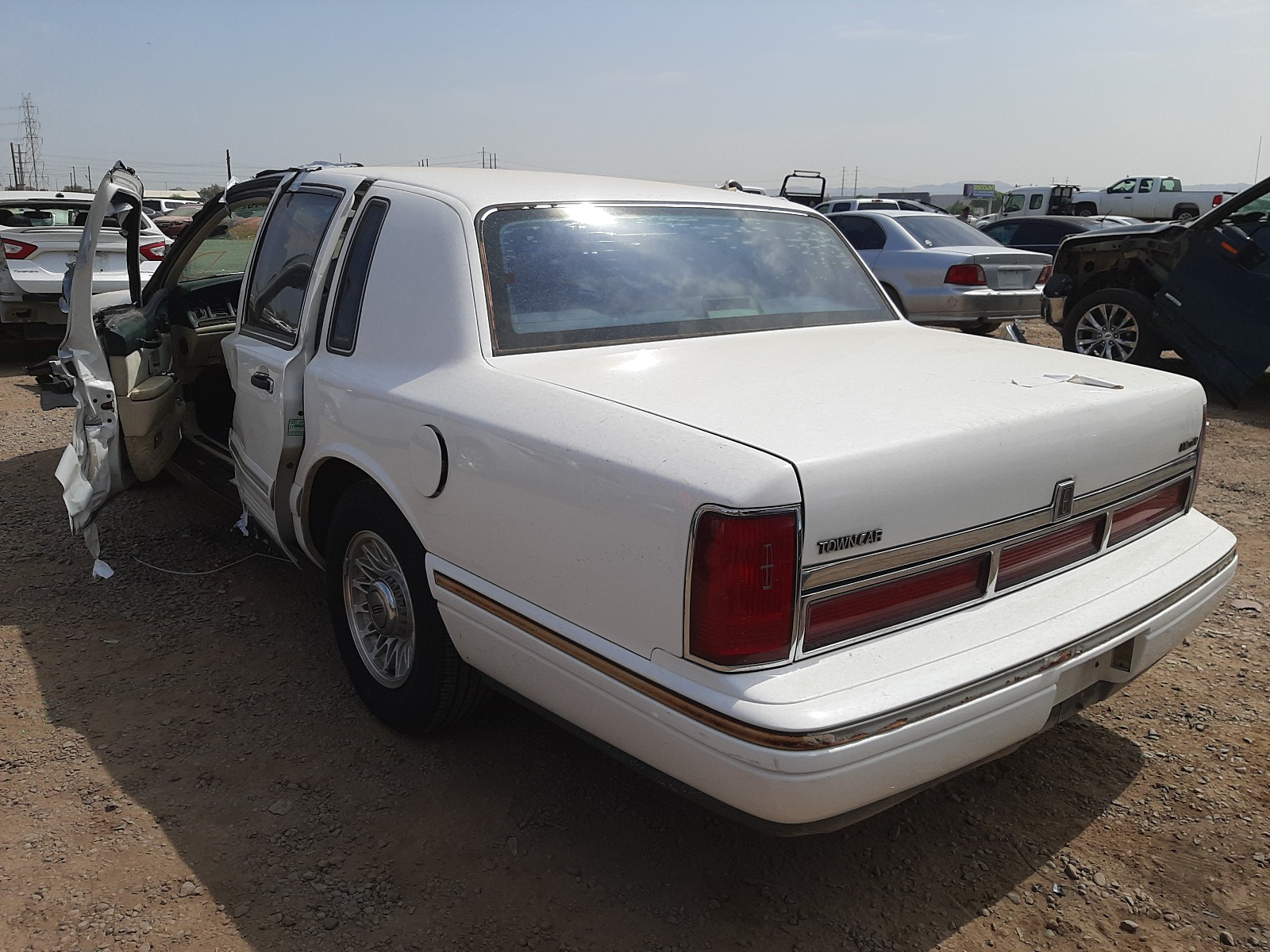 Photo 3 from auction – 1995 LINCOLN TOWN CAR E with VIN 1LNLM81W6SY682658