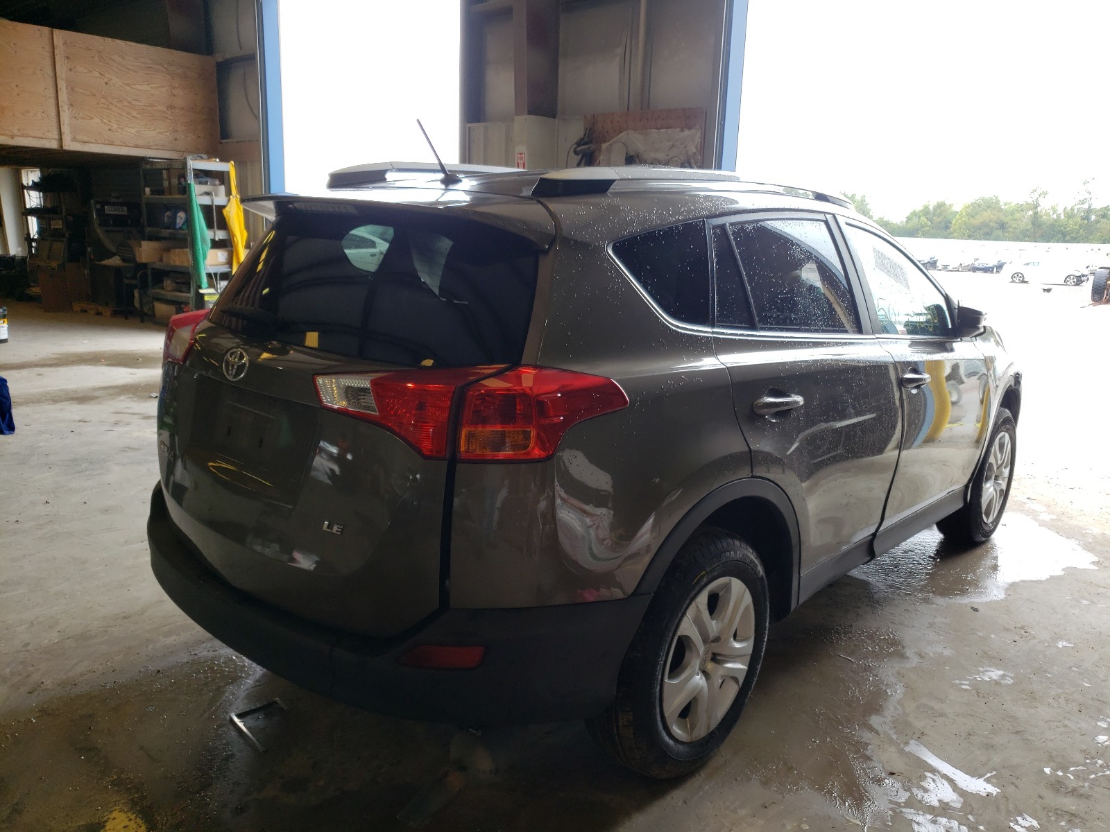 Photo 4 from auction – 2015 TOYOTA RAV4 LE with VIN JTMZFREV0FD048095