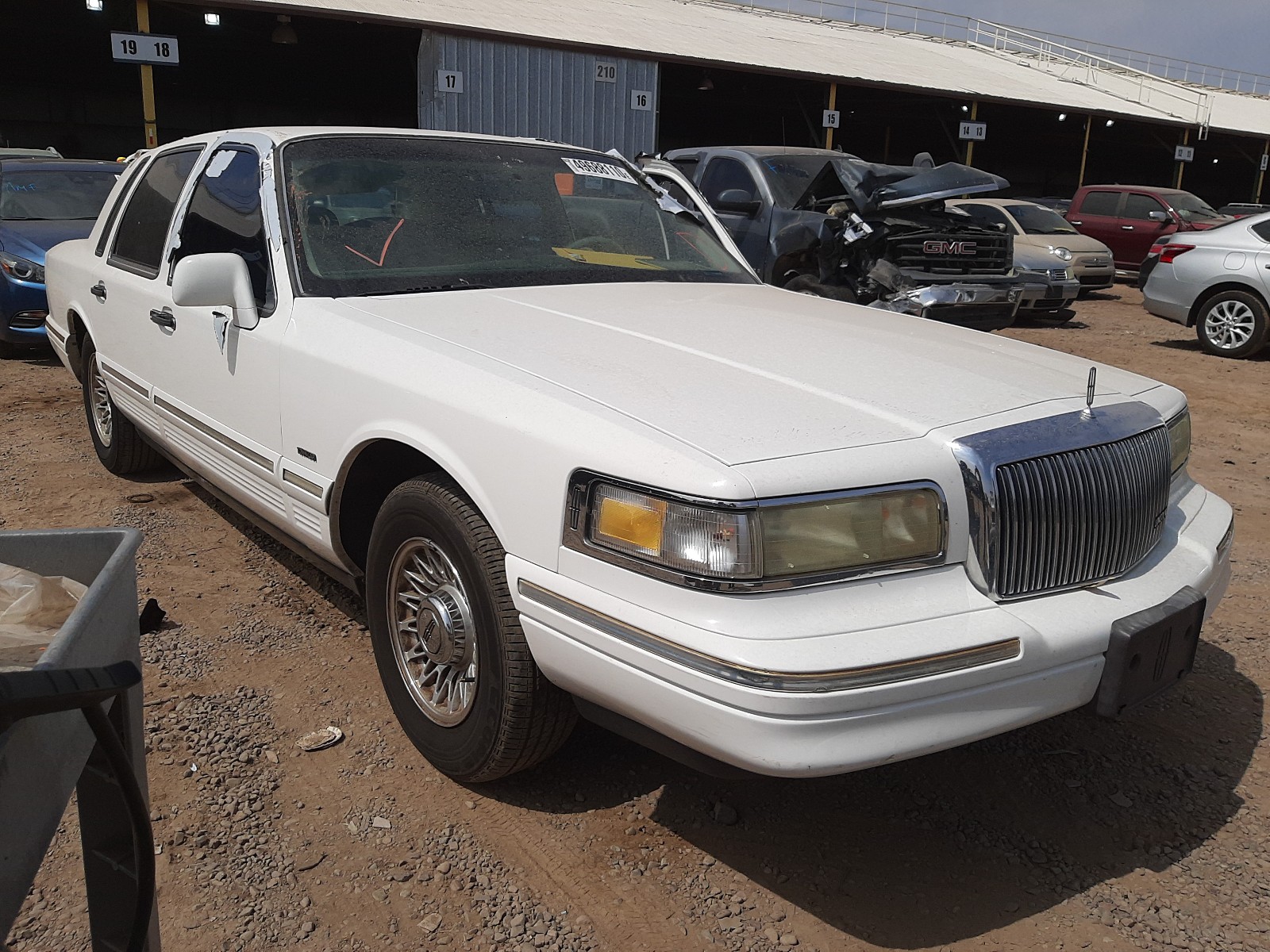 LINCOLN TOWN CAR E 1995 with VIN 1LNLM81W6SY682658 - Photo from auction