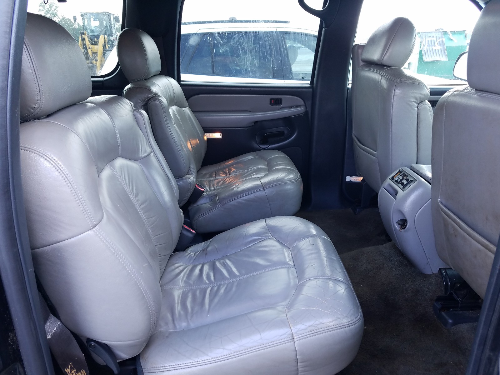 Photo 6 from auction – 2001 CHEVROLET SUBURBAN K with VIN 3GNFK16T61G170833