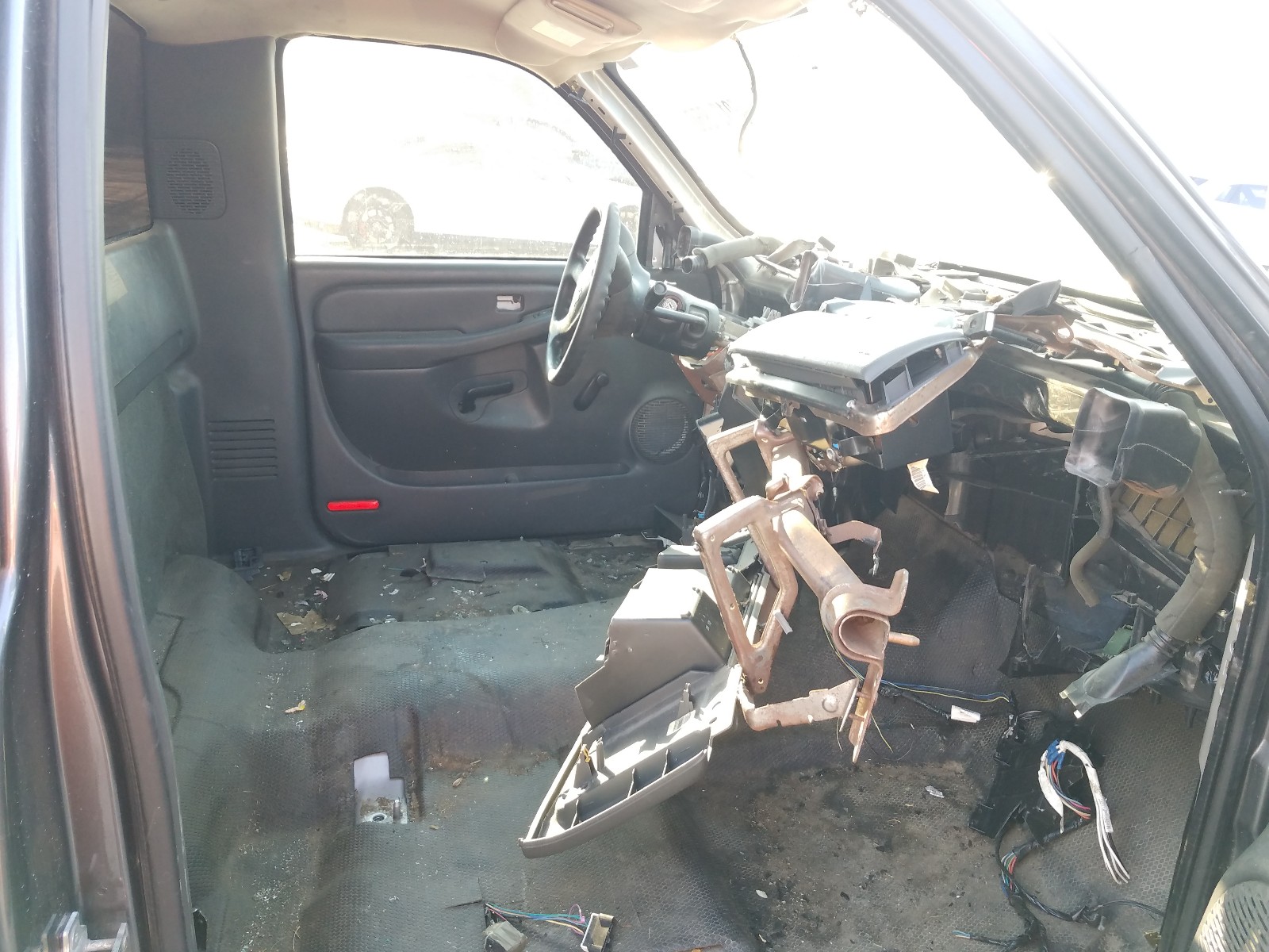 Photo 5 from auction – 2005 CHEVROLET SILVERADO with VIN 1GCEC14X65Z101430