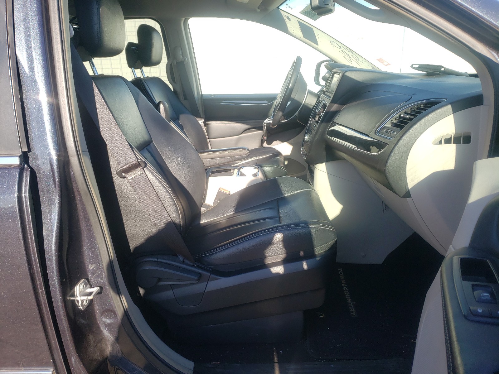 Photo 5 from auction – 2014 CHRYSLER TOWN & COU with VIN 2C4RC1BG8ER434968