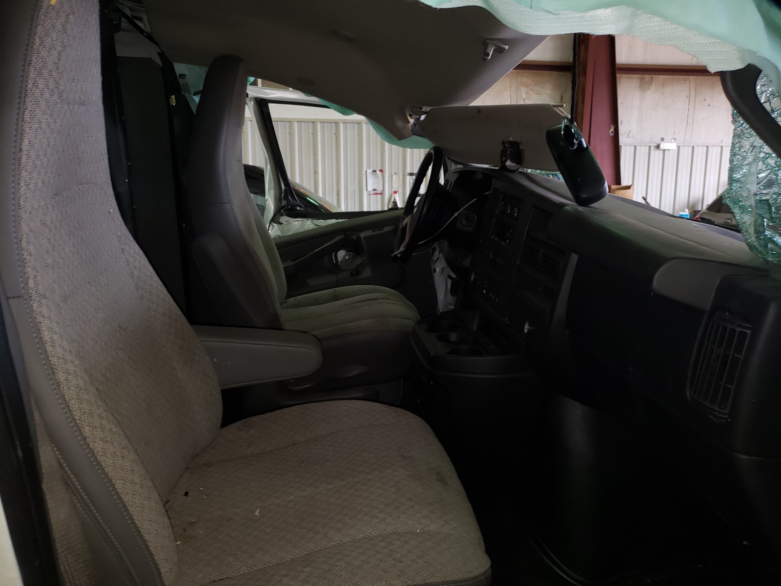 Photo 5 from auction – 2017 CHEVROLET EXPRESS G2 with VIN 1GCWGBFG7H1347482