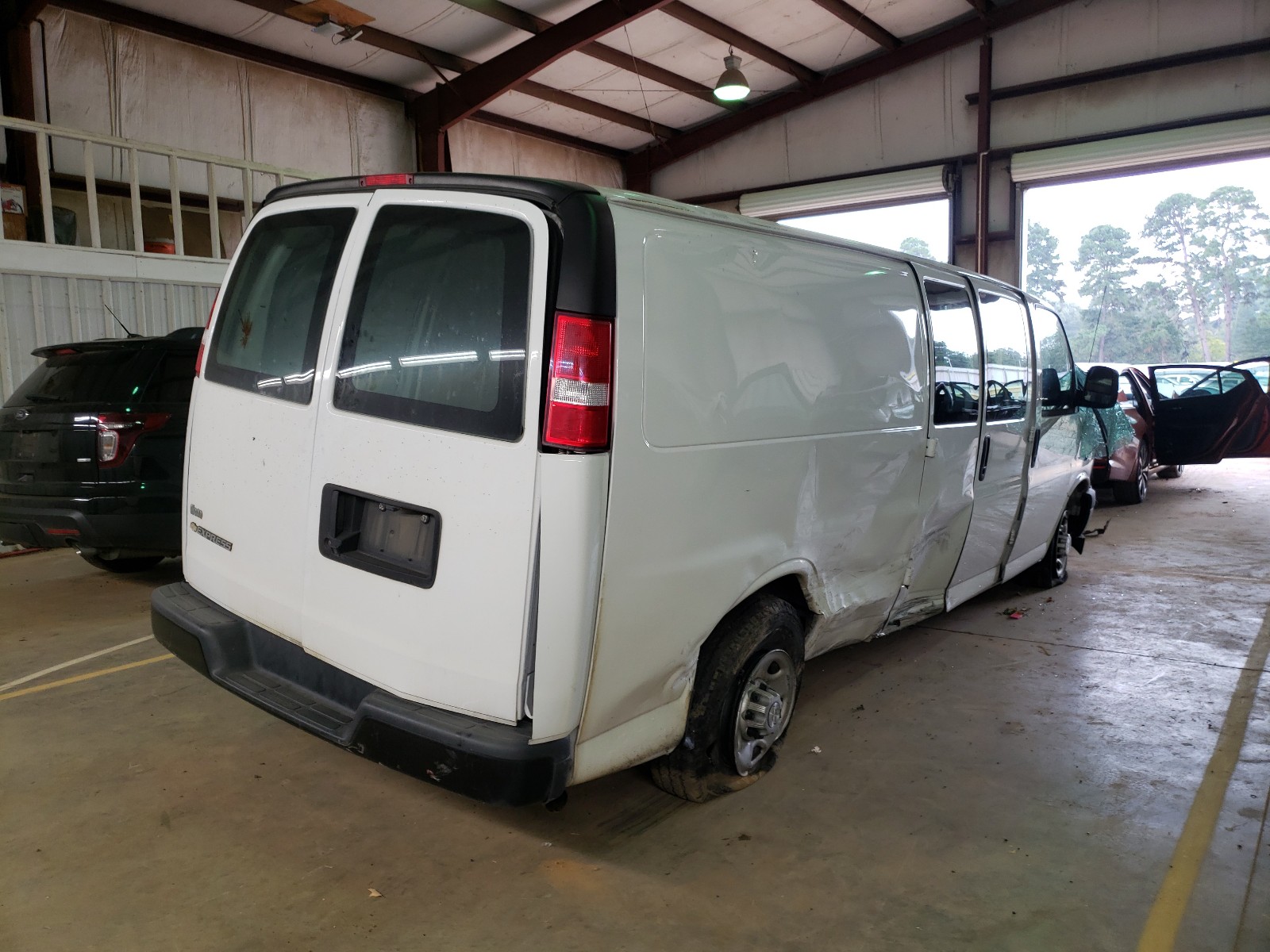 Photo 4 from auction – 2017 CHEVROLET EXPRESS G2 with VIN 1GCWGBFG7H1347482
