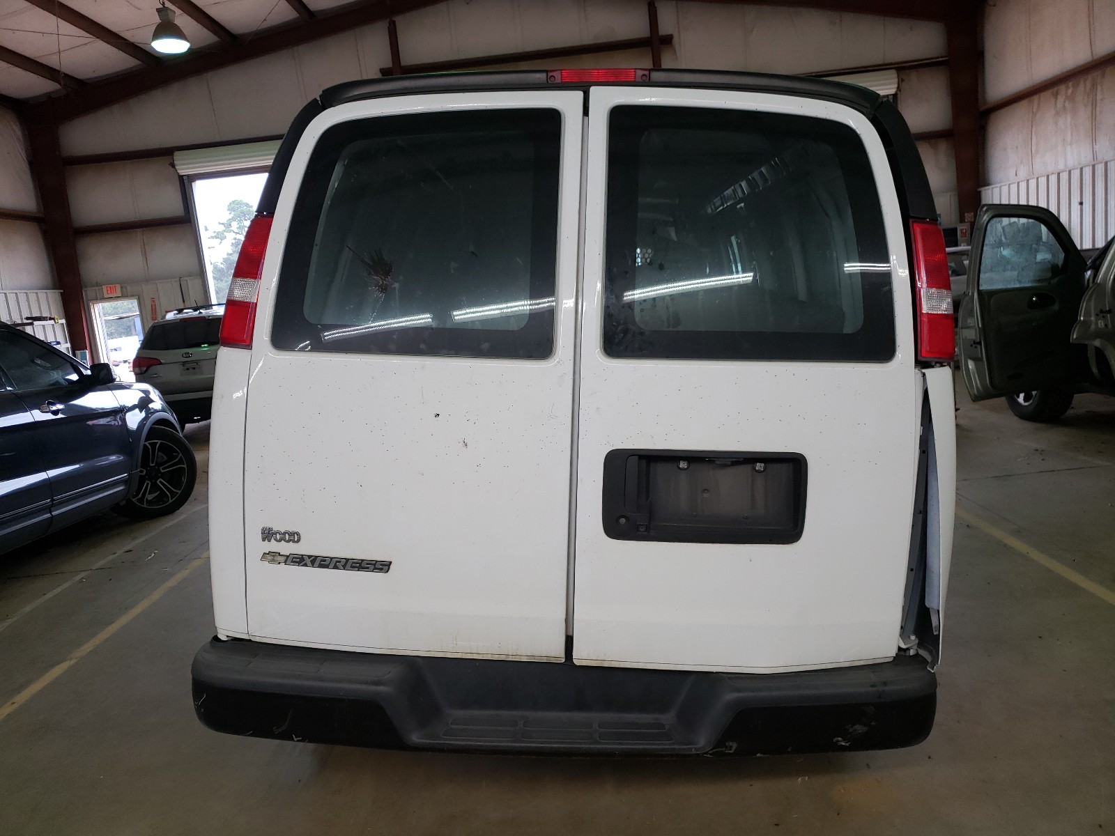 Photo 6 from auction – 2017 CHEVROLET EXPRESS G2 with VIN 1GCWGBFG7H1347482