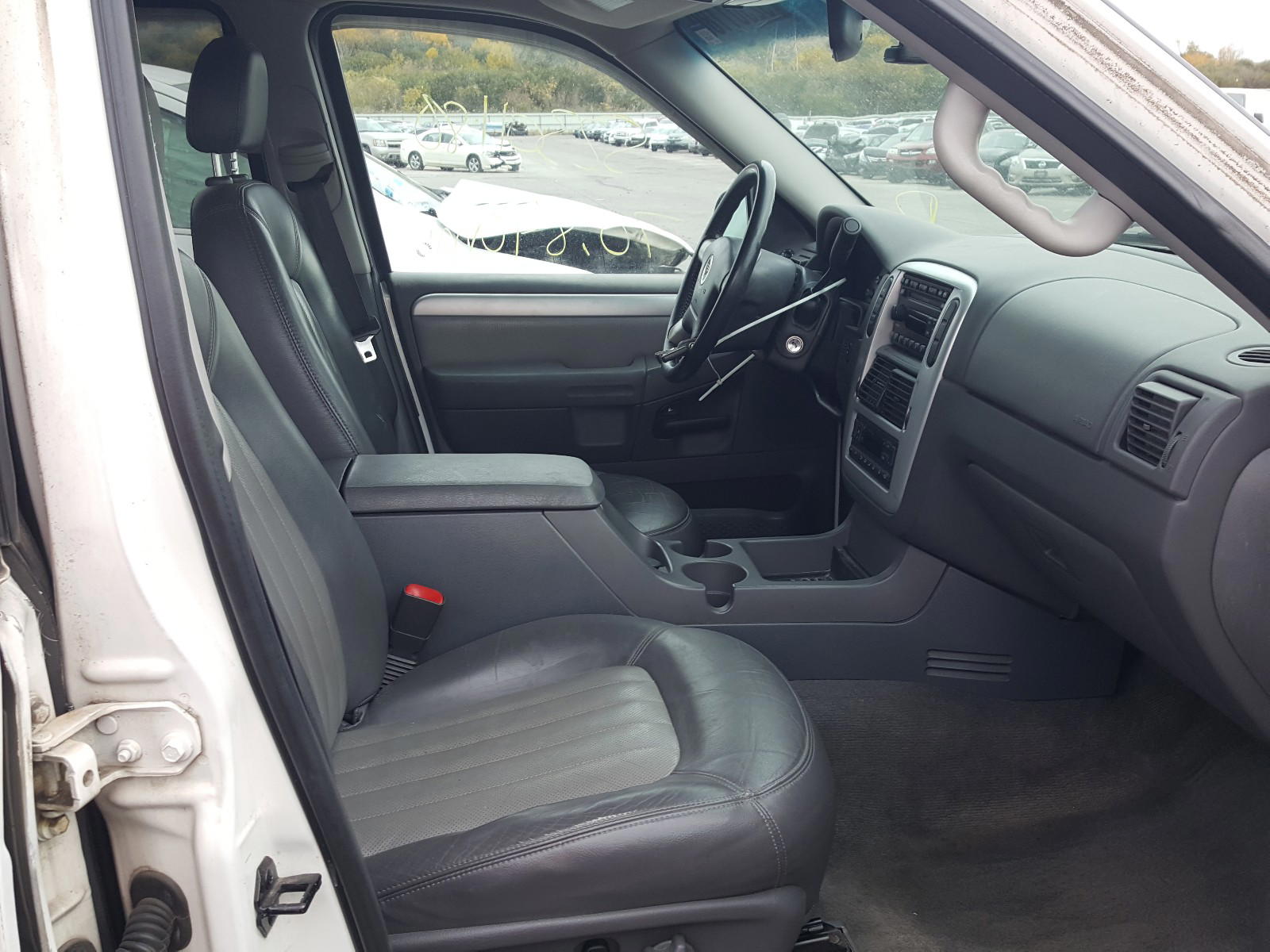 Photo 5 from auction – 2002 MERCURY MOUNTAINEE with VIN 4M2ZU86W42ZJ36825