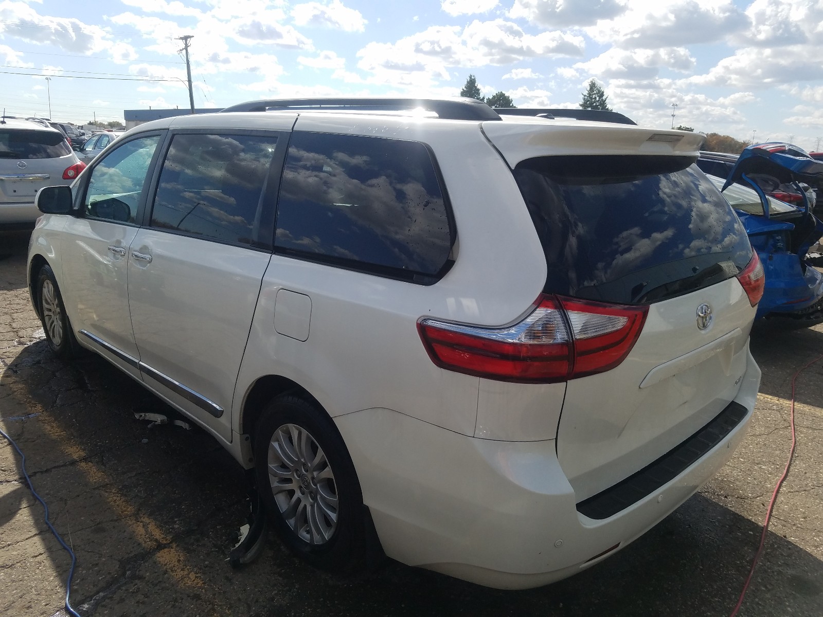 Photo 3 from auction – 2016 TOYOTA SIENNA XLE with VIN 5TDYK3DC7GS763515