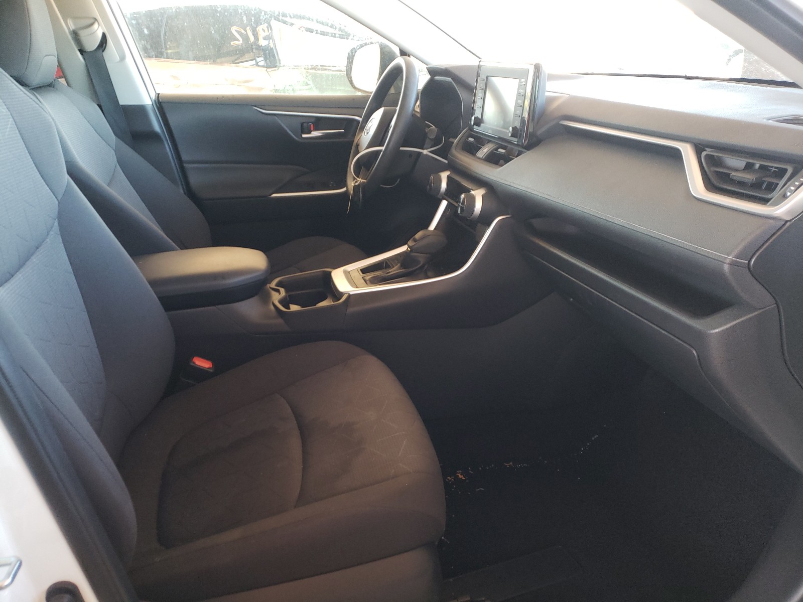 Photo 5 from auction – 2019 TOYOTA RAV4 XLE with VIN JTMW1RFV3KD002612