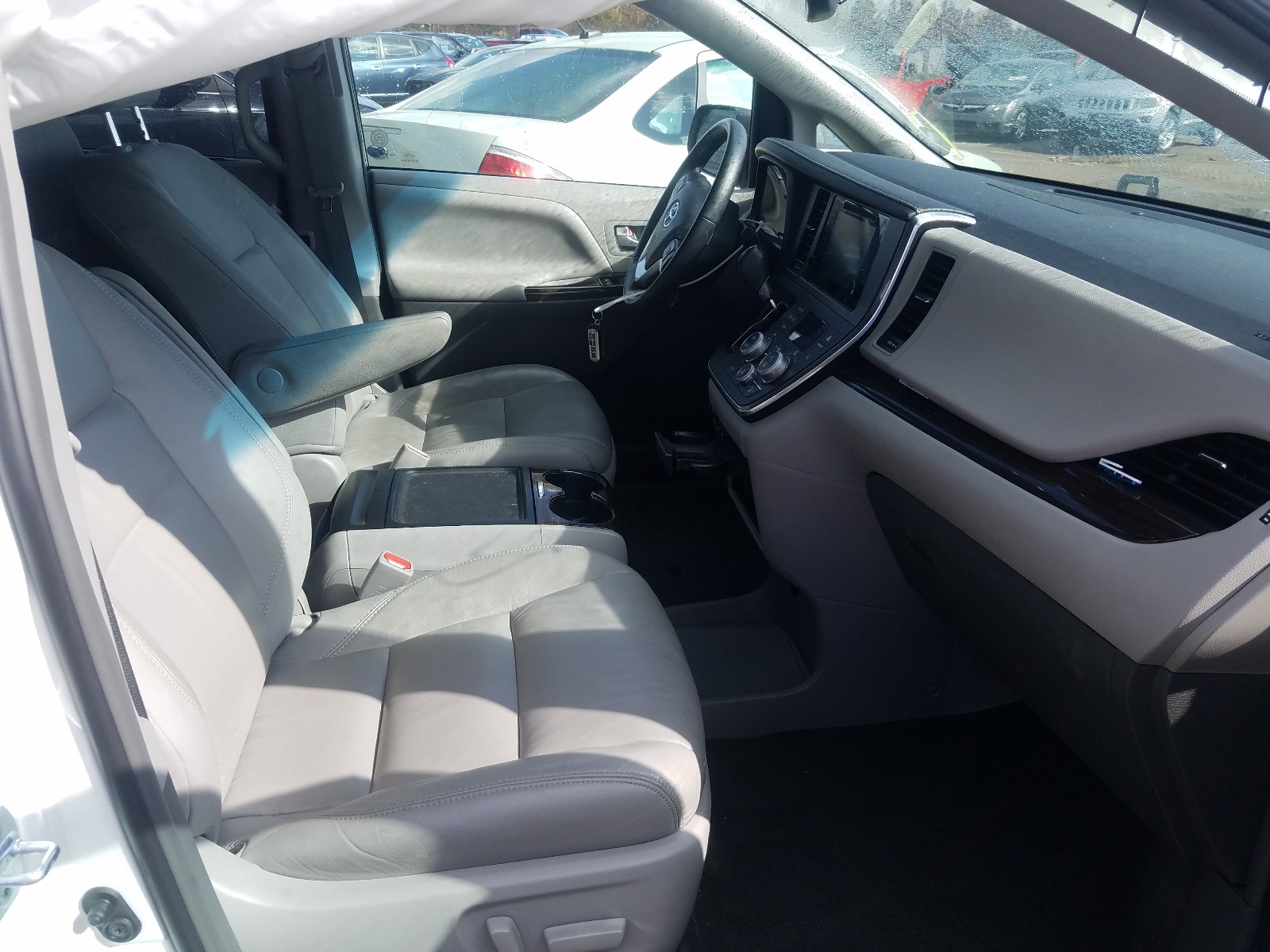 Photo 5 from auction – 2016 TOYOTA SIENNA XLE with VIN 5TDYK3DC7GS763515