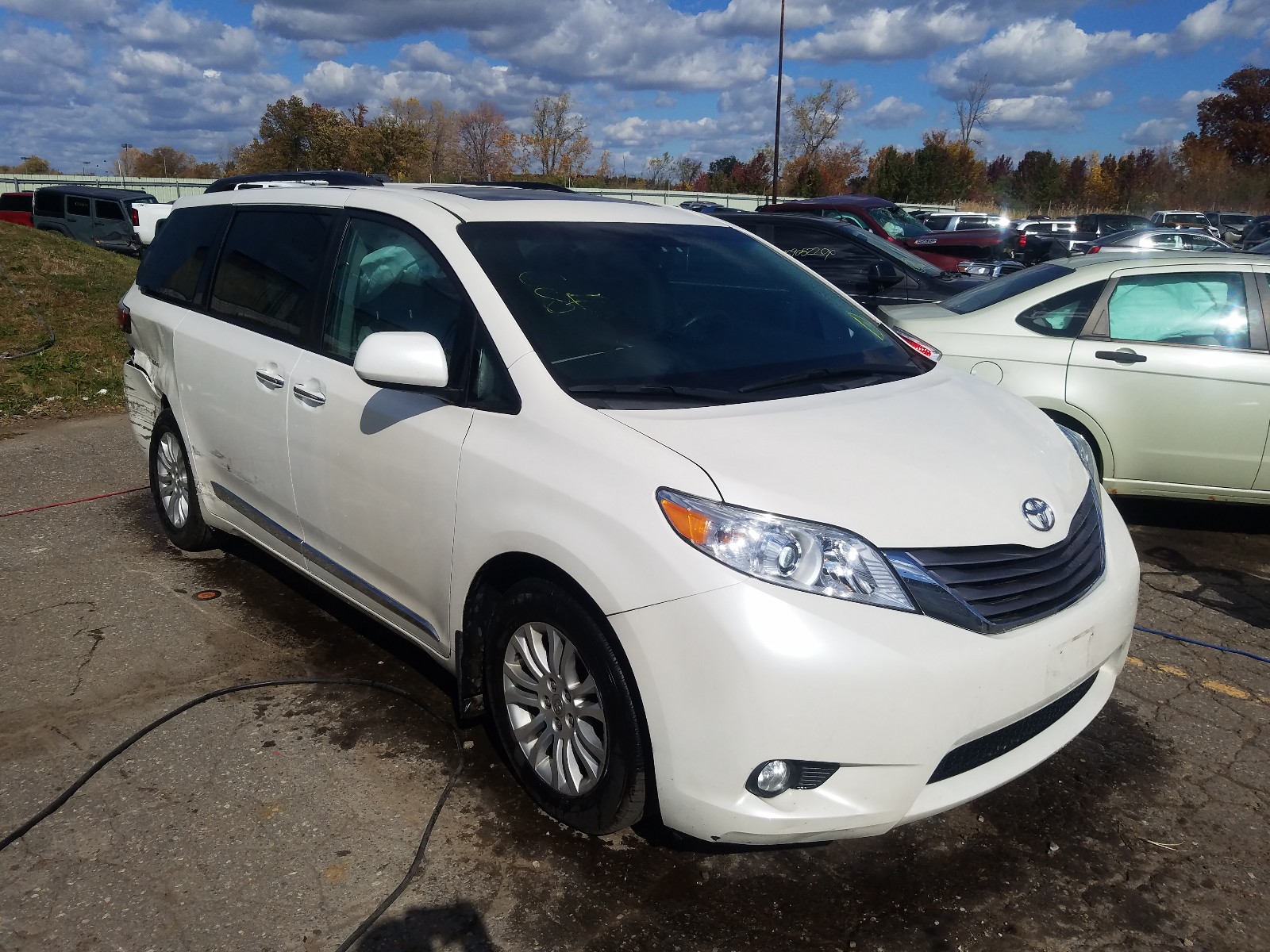 Photo 1 from auction – 2016 TOYOTA SIENNA XLE with VIN 5TDYK3DC7GS763515