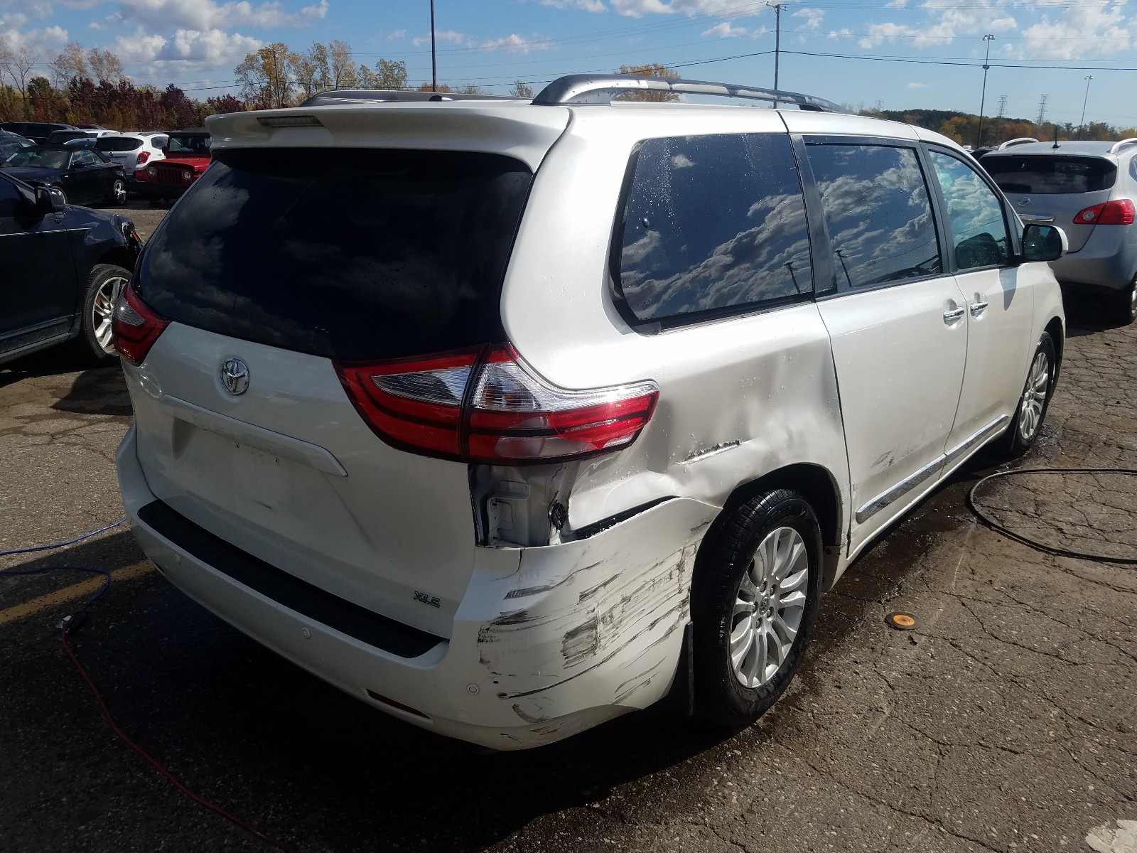 Photo 4 from auction – 2016 TOYOTA SIENNA XLE with VIN 5TDYK3DC7GS763515