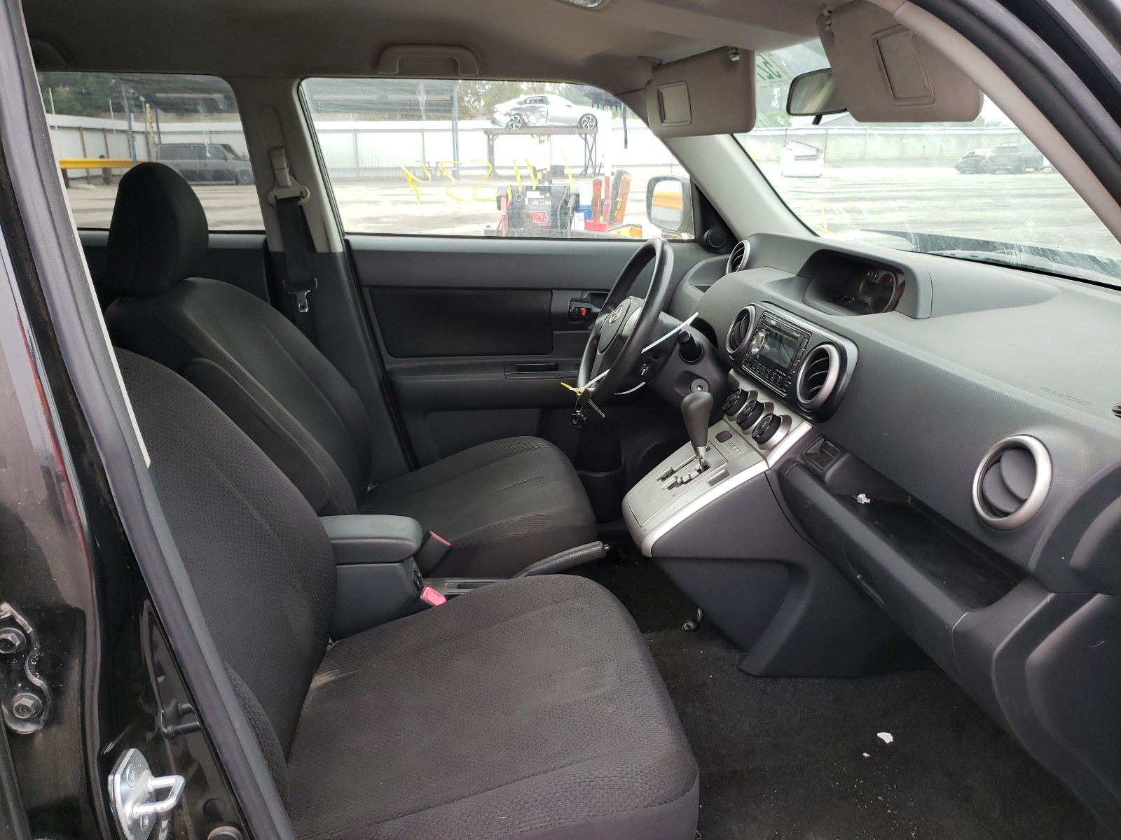 Photo 5 from auction – 2008 TOYOTA SCION with VIN JTLKE50EX81053835