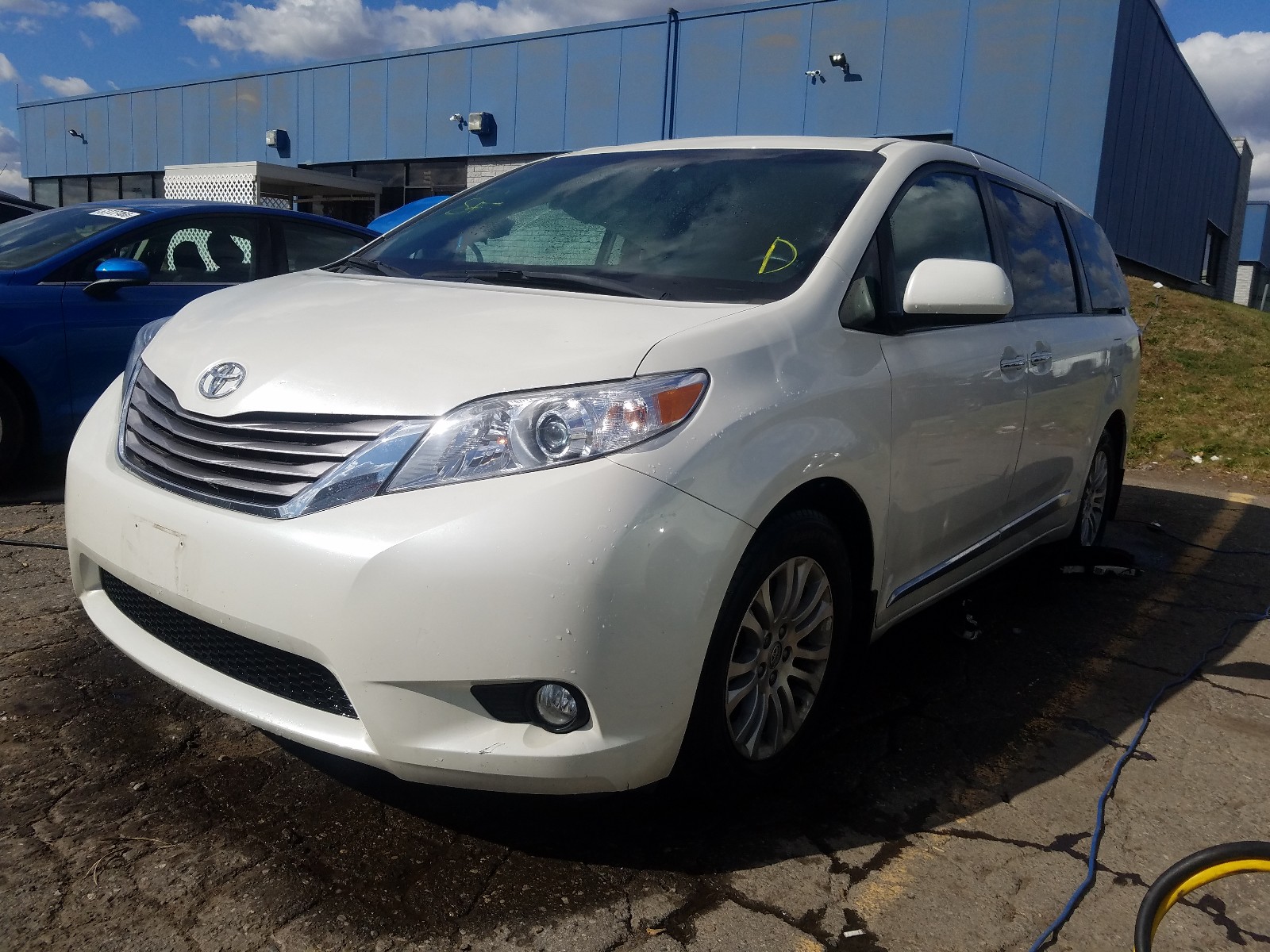 Photo 2 from auction – 2016 TOYOTA SIENNA XLE with VIN 5TDYK3DC7GS763515