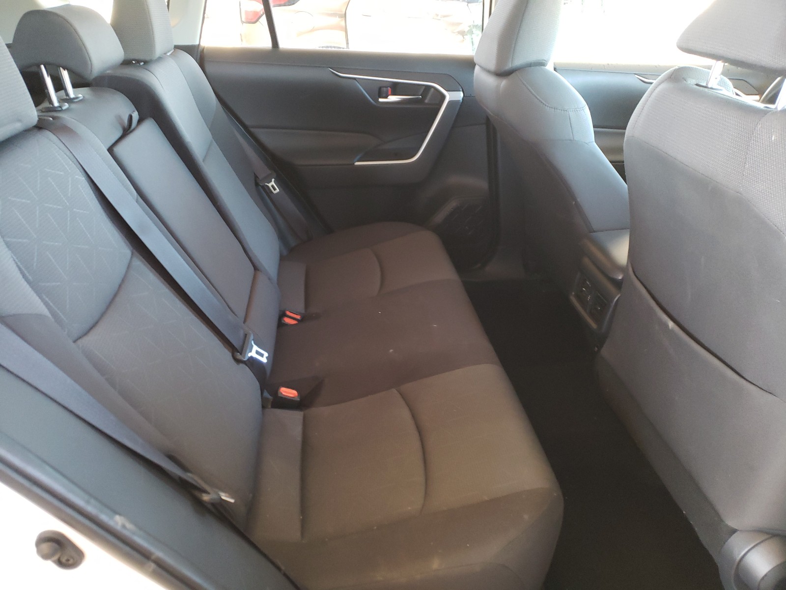 Photo 6 from auction – 2019 TOYOTA RAV4 XLE with VIN JTMW1RFV3KD002612