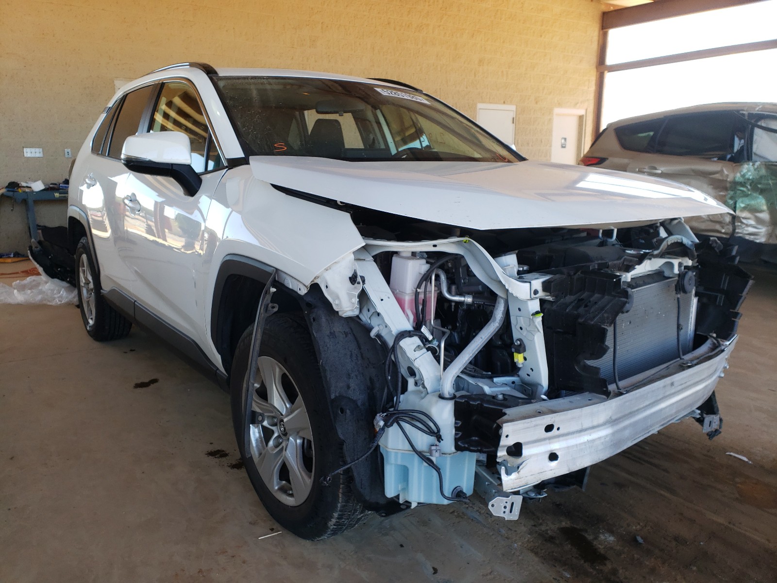 Photo 1 from auction – 2019 TOYOTA RAV4 XLE with VIN JTMW1RFV3KD002612