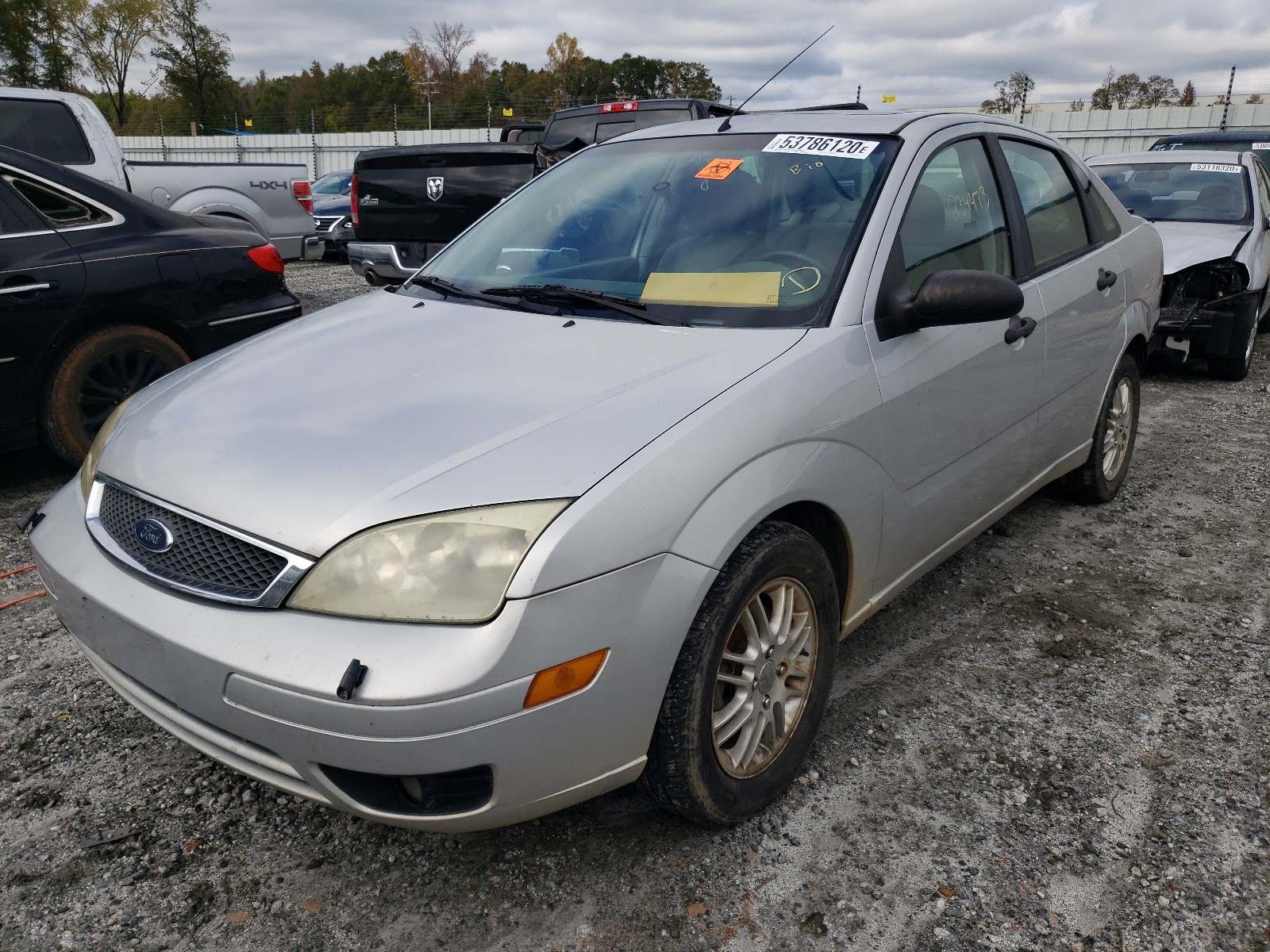 Photo 2 from auction – 2005 FORD FOCUS ZX4 with VIN 1FAFP34N05W102647