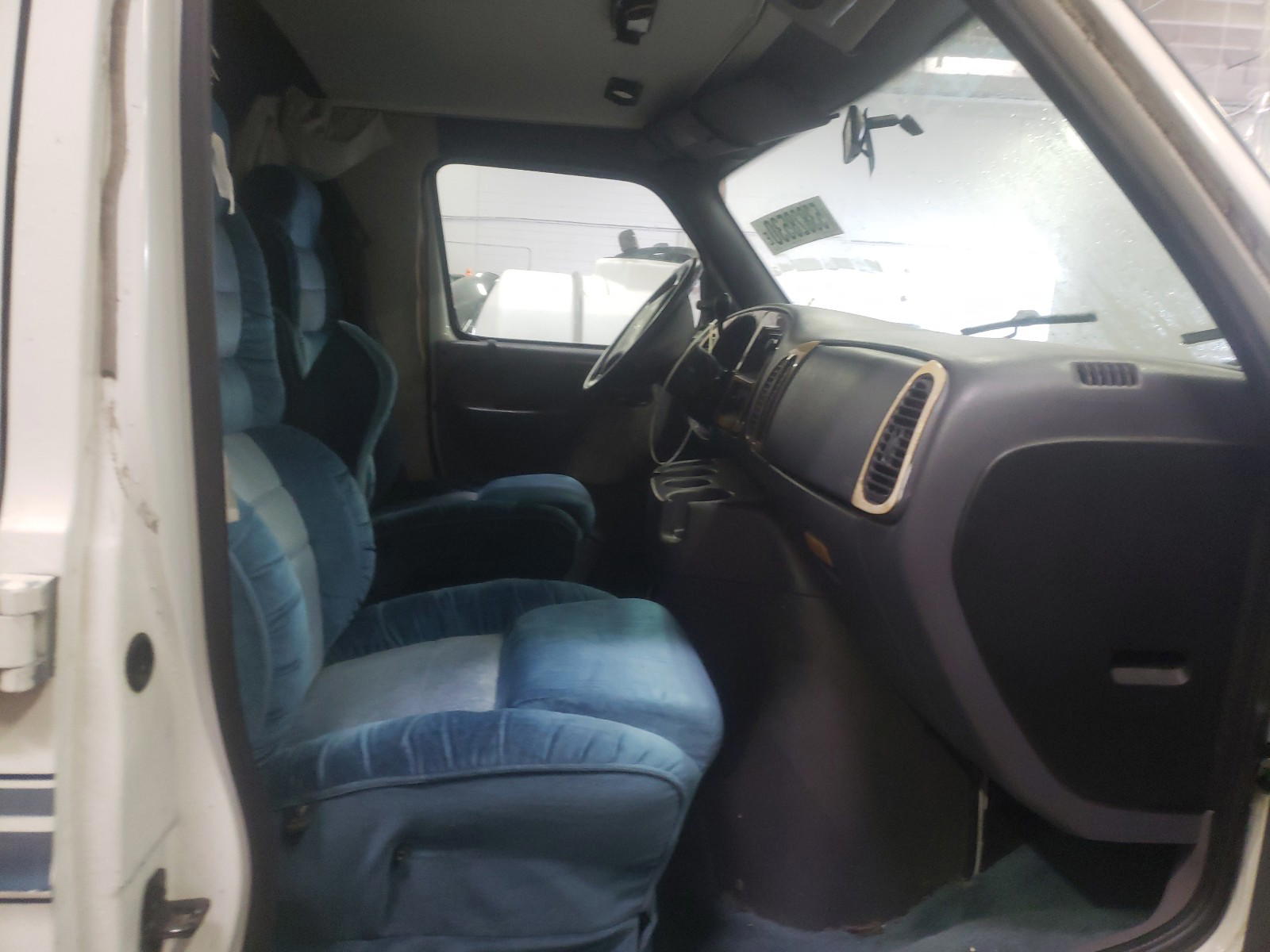 Photo 5 from auction – 2000 COAH TL with VIN 2B6KB31Z6YK109496
