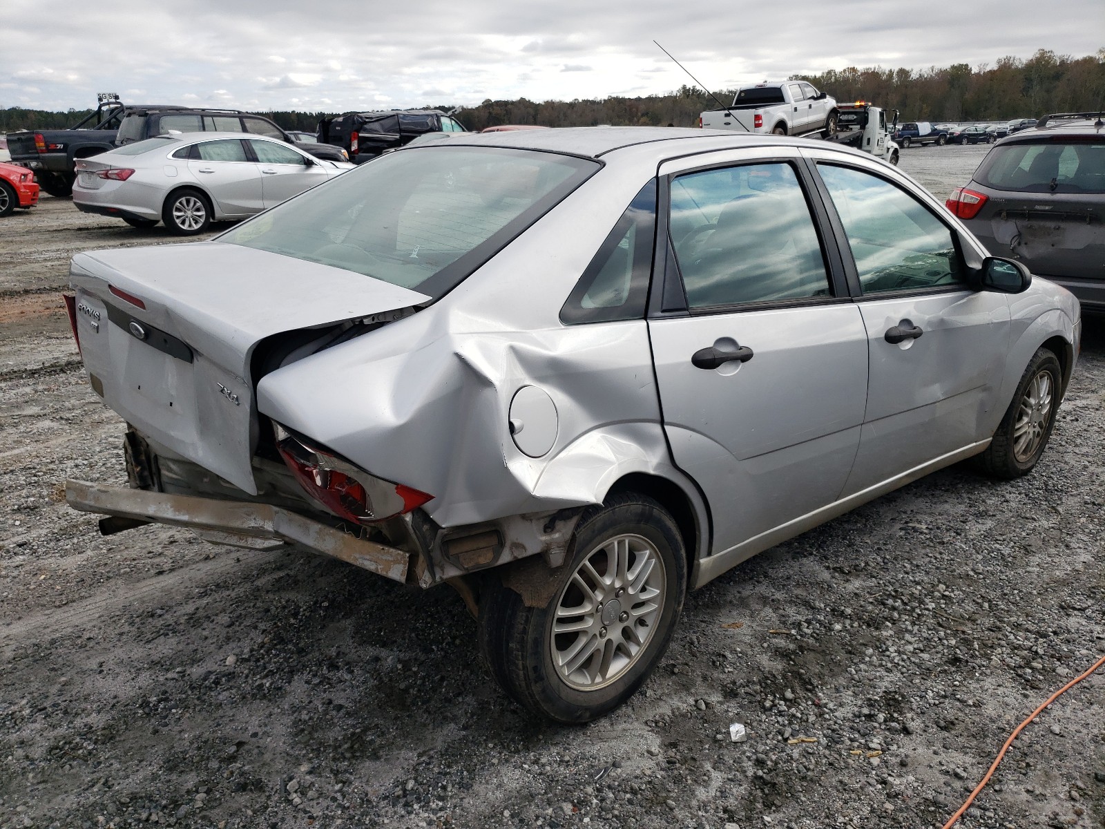 Photo 4 from auction – 2005 FORD FOCUS ZX4 with VIN 1FAFP34N05W102647