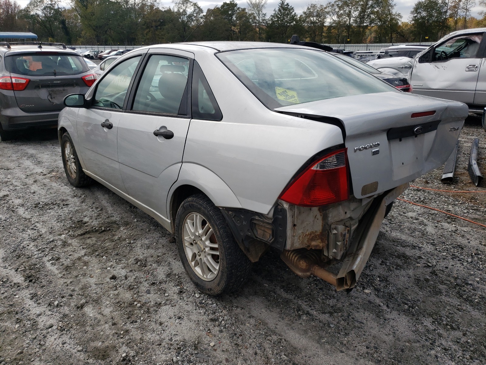Photo 3 from auction – 2005 FORD FOCUS ZX4 with VIN 1FAFP34N05W102647