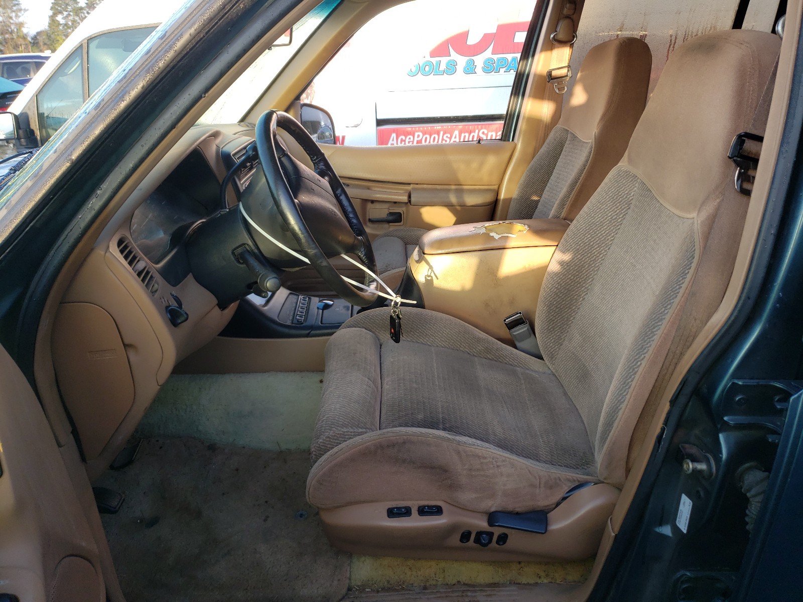 Photo 5 from auction – 1996 FORD EXPLORER with VIN 1FMDU32X6TUA61072