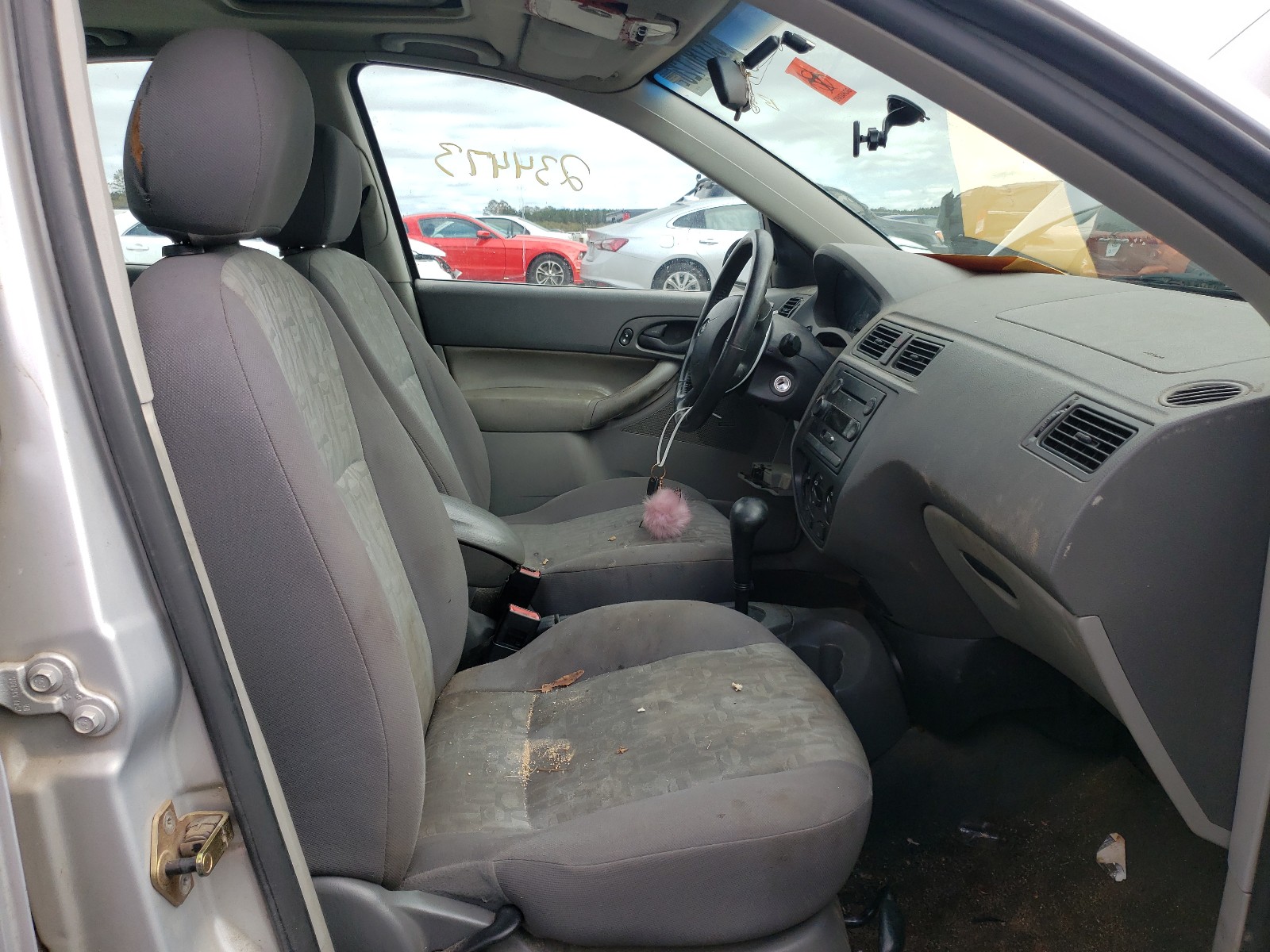 Photo 5 from auction – 2005 FORD FOCUS ZX4 with VIN 1FAFP34N05W102647