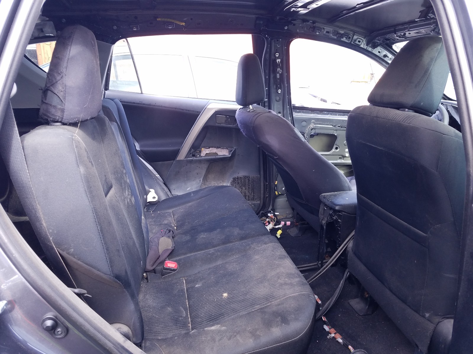 Photo 6 from auction – 2015 TOYOTA RAV4 LE with VIN 2T3ZFREV6FW211657