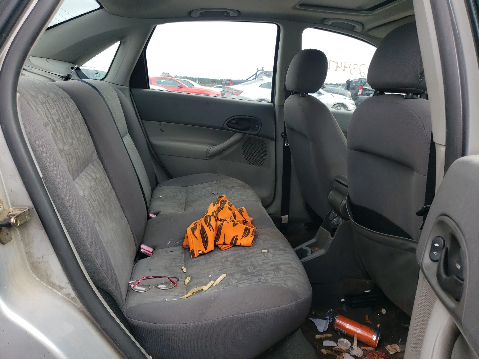 Photo 6 from auction – 2005 FORD FOCUS ZX4 with VIN 1FAFP34N05W102647