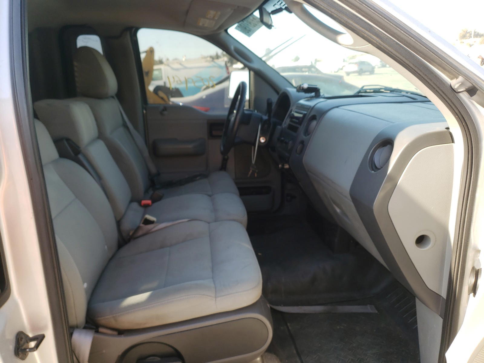 Photo 5 from auction – 2004 FORD F150 with VIN 1FTRF12W84NB65557