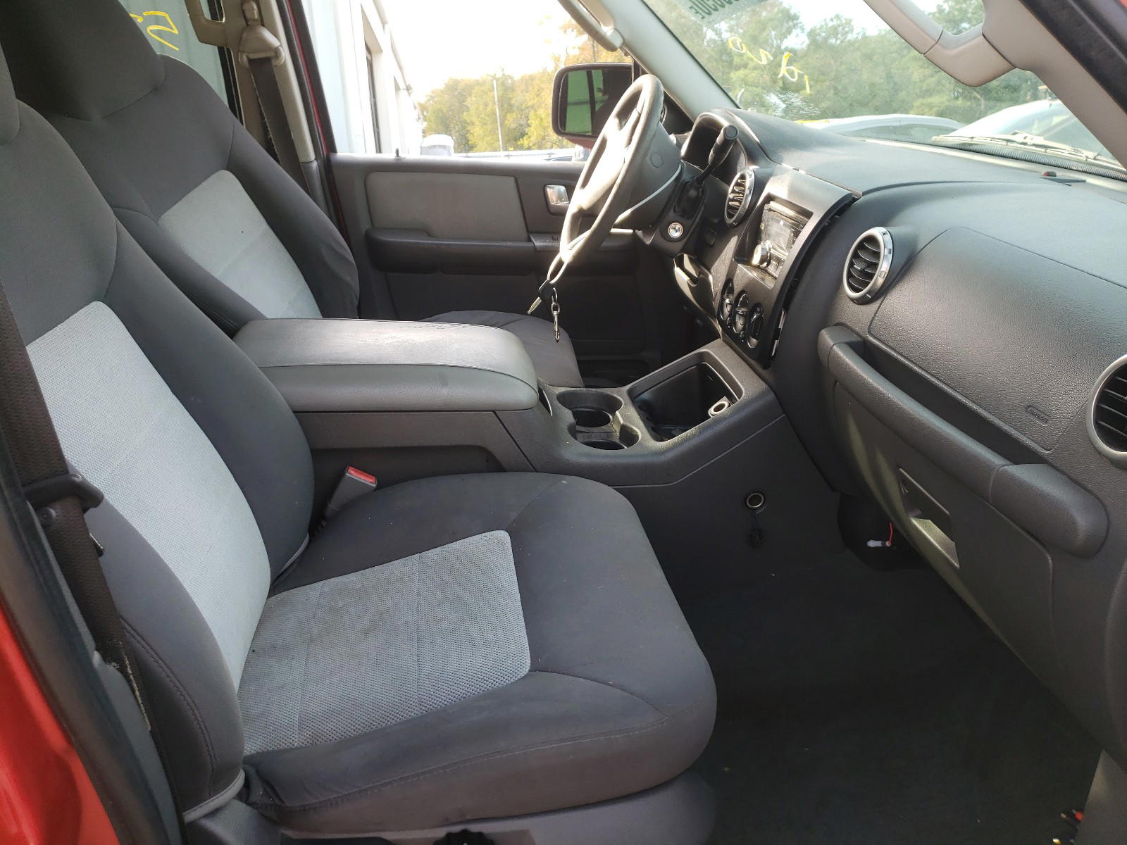 Photo 5 from auction – 2003 FORD EXPEDITION with VIN 1FMRU15W63LC44930