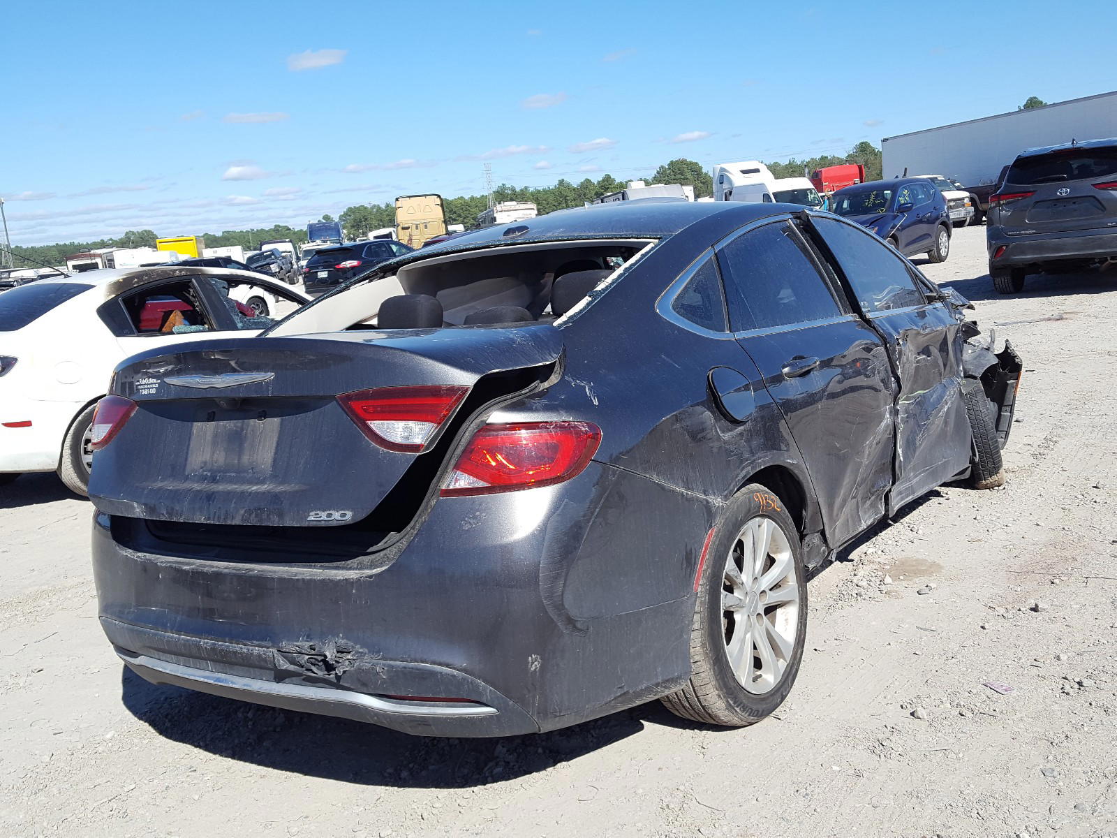 Photo 4 from auction – 2015 CHRYSLER 200 LIMITE with VIN 1C3CCCAB1FN653443
