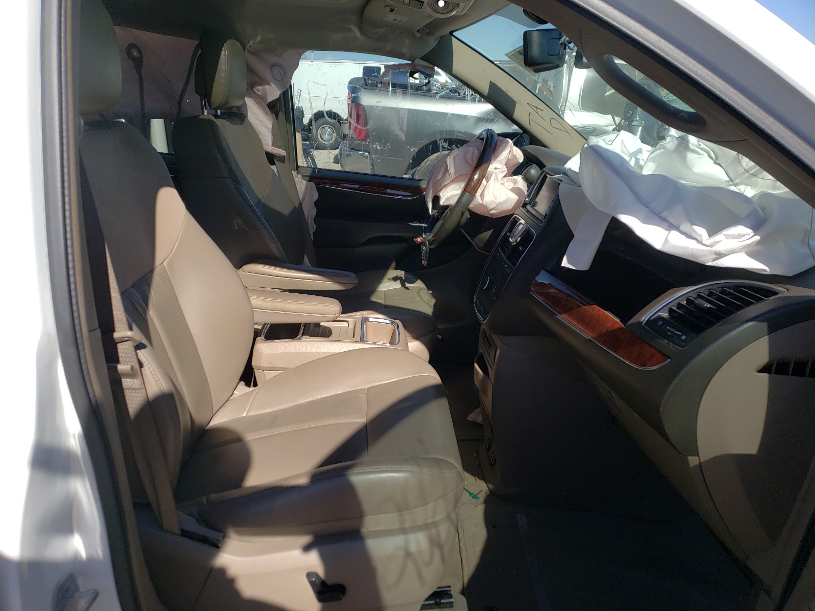 Photo 5 from auction – 2015 CHRYSLER TOWN & COU with VIN 2C4RC1GG9FR710634