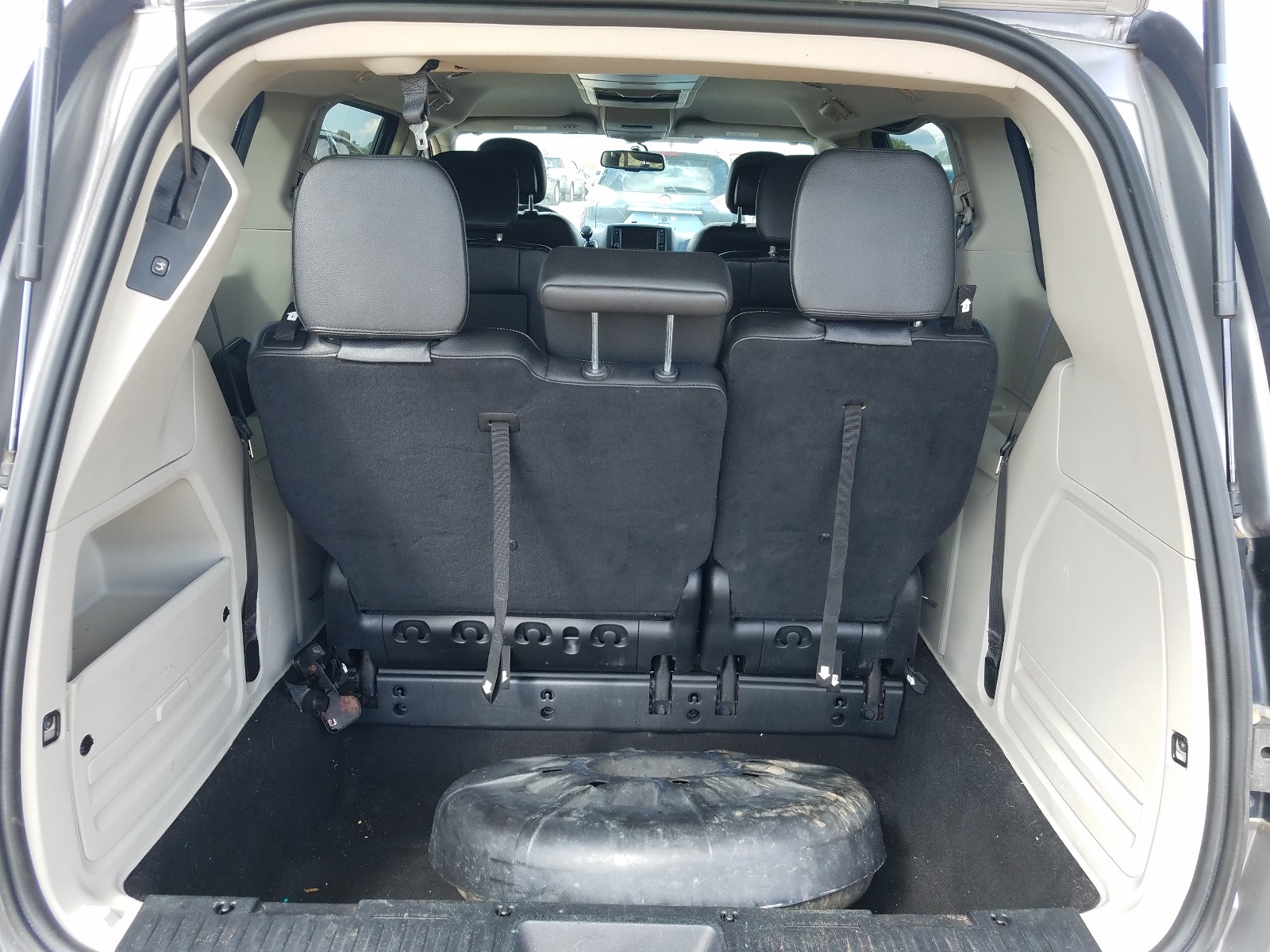 Photo 9 from auction – 2016 CHRYSLER TOWN & COU with VIN 2C4RC1BG5GR288869