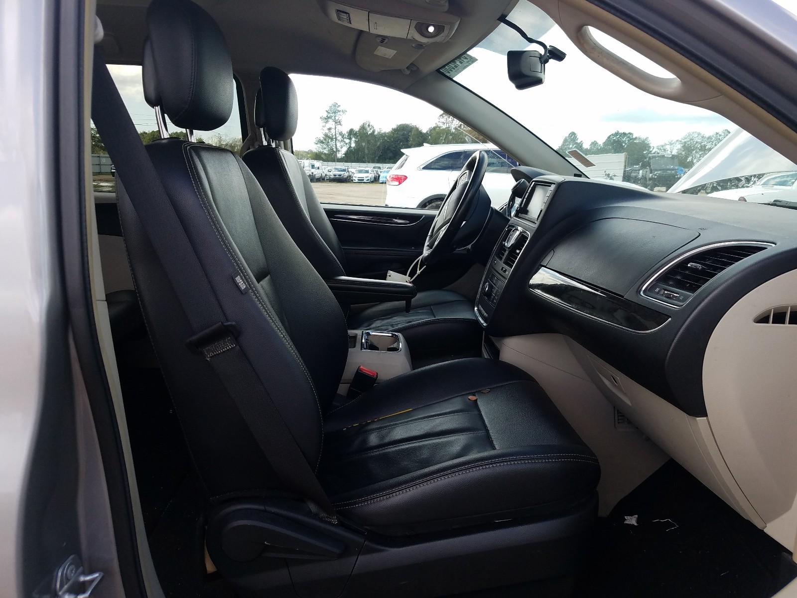 Photo 5 from auction – 2016 CHRYSLER TOWN & COU with VIN 2C4RC1BG5GR288869