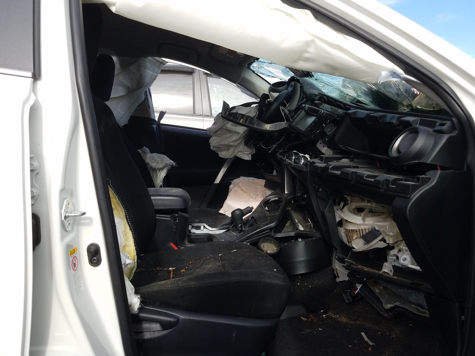 Photo 5 from auction – 2018 TOYOTA RAV4 LE with VIN JTMZFREV2JJ165574