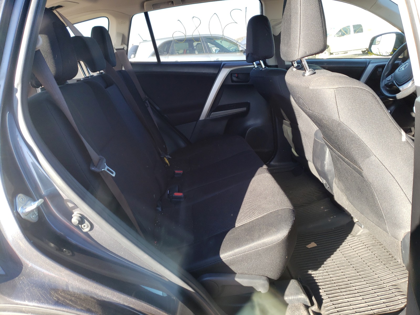 Photo 6 from auction – 2016 TOYOTA RAV4 LE with VIN JTMBFREV8GJ067627