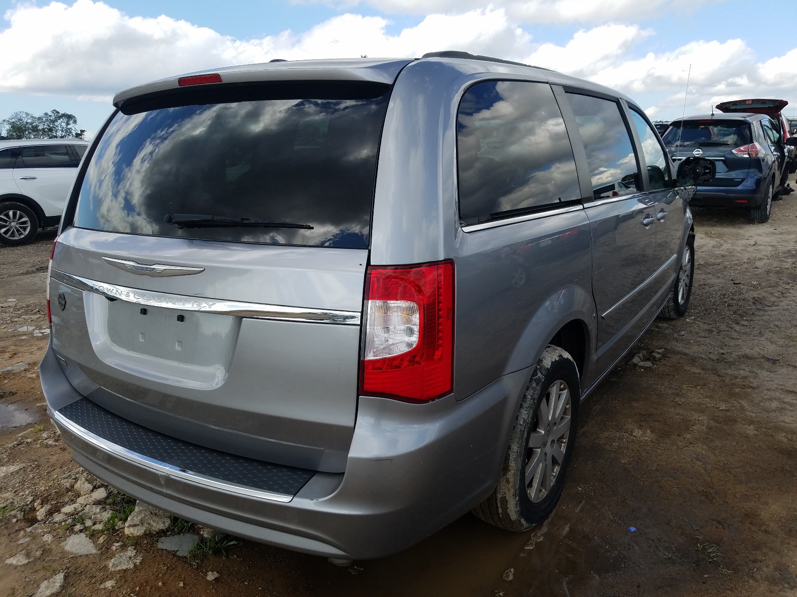 Photo 4 from auction – 2016 CHRYSLER TOWN & COU with VIN 2C4RC1BG5GR288869