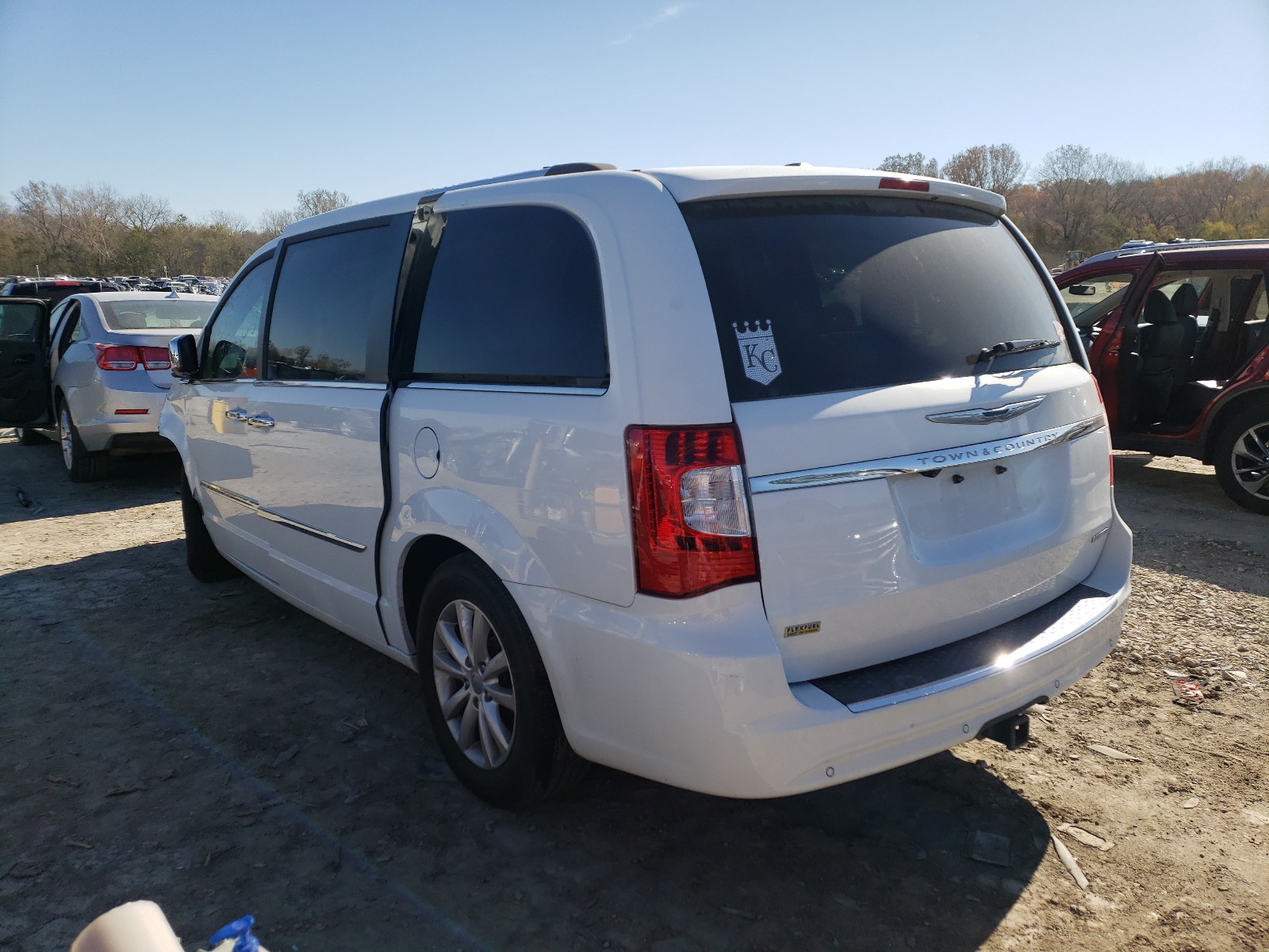 Photo 3 from auction – 2015 CHRYSLER TOWN & COU with VIN 2C4RC1GG9FR710634