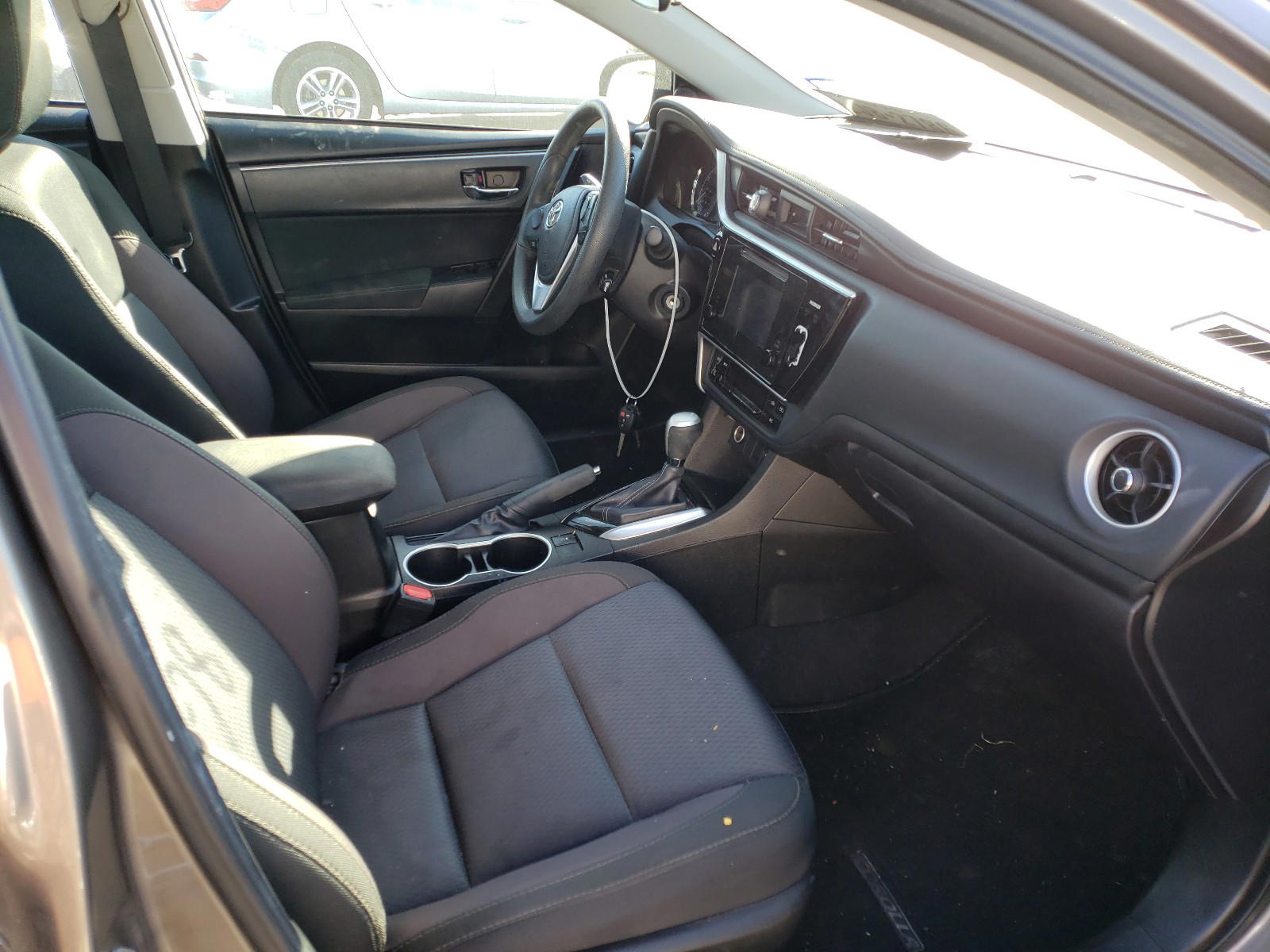 Photo 5 from auction – 2017 TOYOTA COROLLA L with VIN 5YFBURHE4HP714734