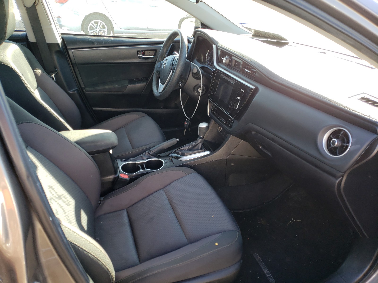 Zdjęcie 5 z aukcji – 2017 TOYOTA COROLLA L z VIN 5YFBURHE4HP714734