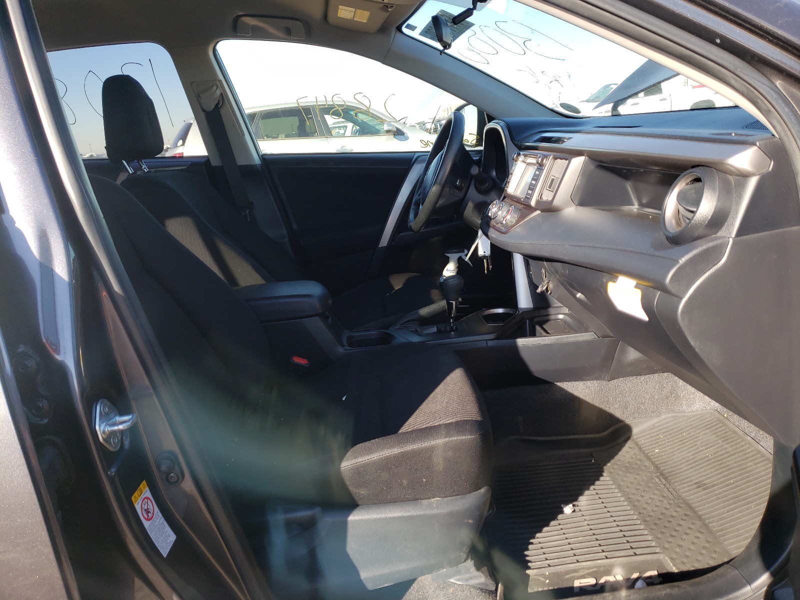 Photo 5 from auction – 2016 TOYOTA RAV4 LE with VIN JTMBFREV8GJ067627