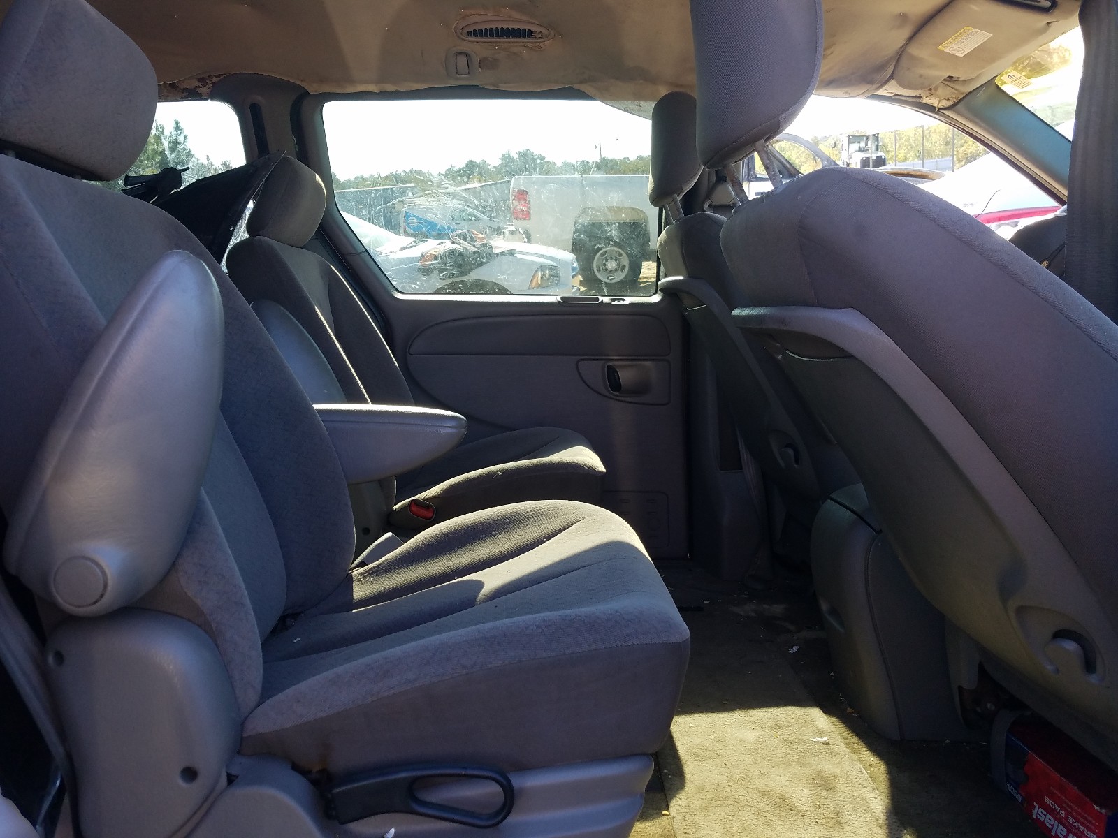 Photo 6 from auction – 2002 CHRYSLER TOWN & COU with VIN 2C4GP44312R756936
