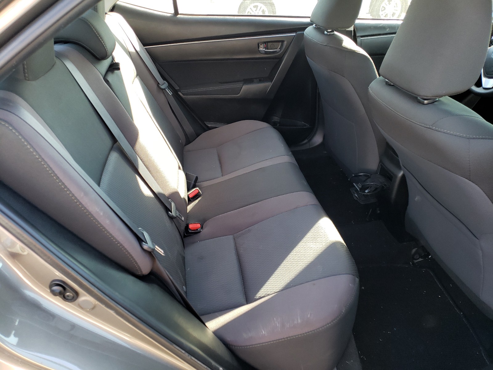 Zdjęcie 6 z aukcji – 2017 TOYOTA COROLLA L z VIN 5YFBURHE4HP714734