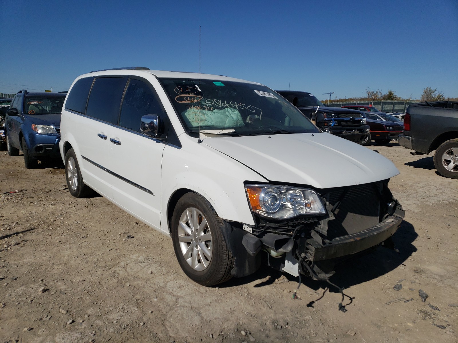 Photo 1 from auction – 2015 CHRYSLER TOWN & COU with VIN 2C4RC1GG9FR710634