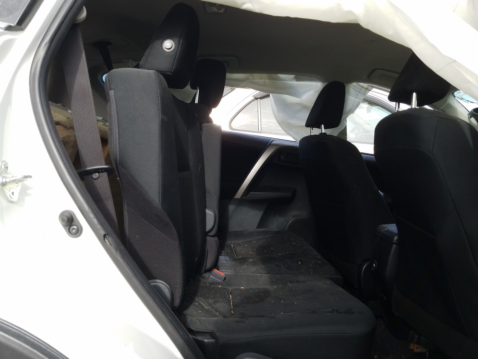 Photo 6 from auction – 2018 TOYOTA RAV4 LE with VIN JTMZFREV2JJ165574