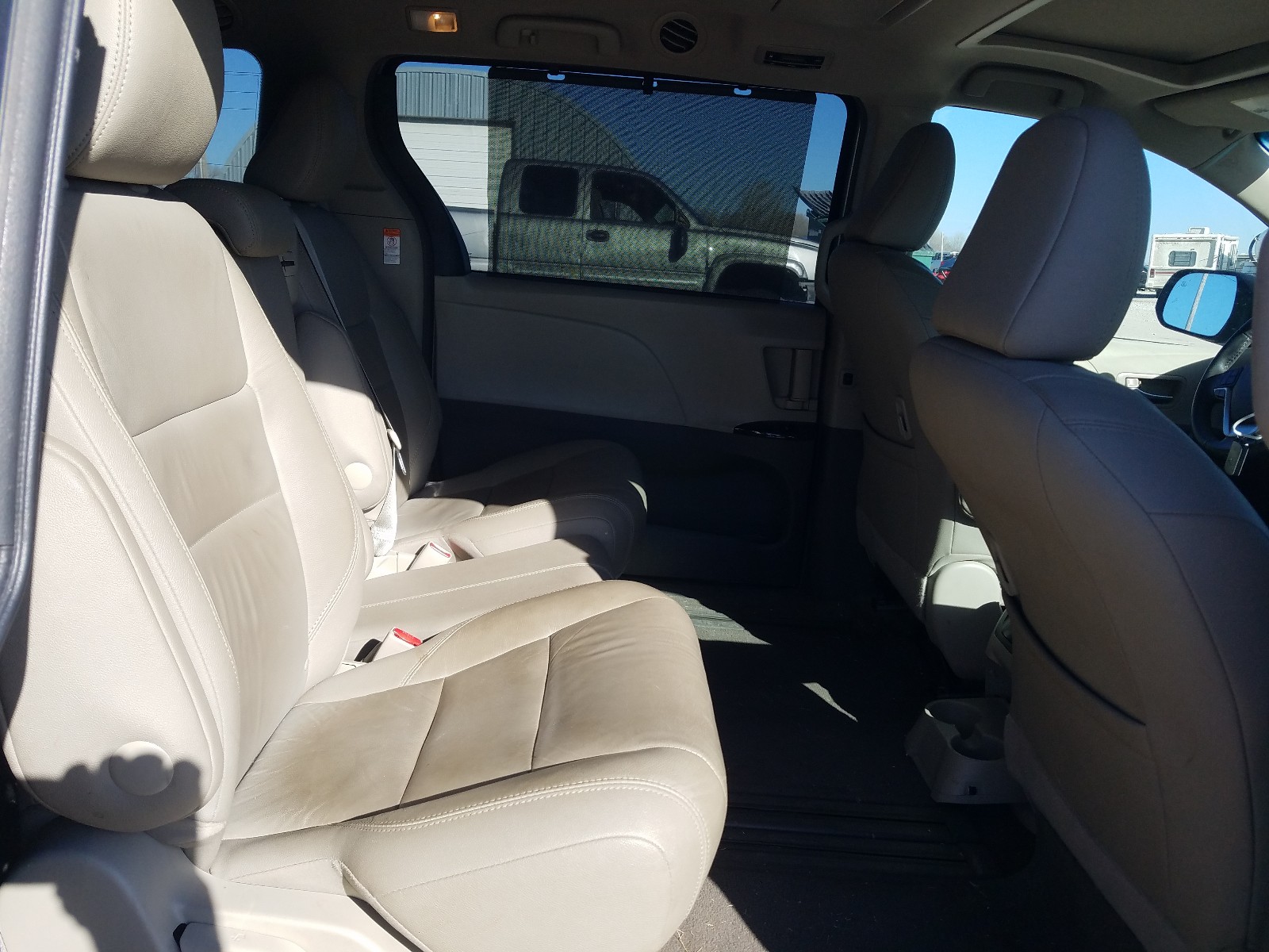 Photo 6 from auction – 2017 TOYOTA SIENNA XLE with VIN 5TDYZ3DC5HS843019
