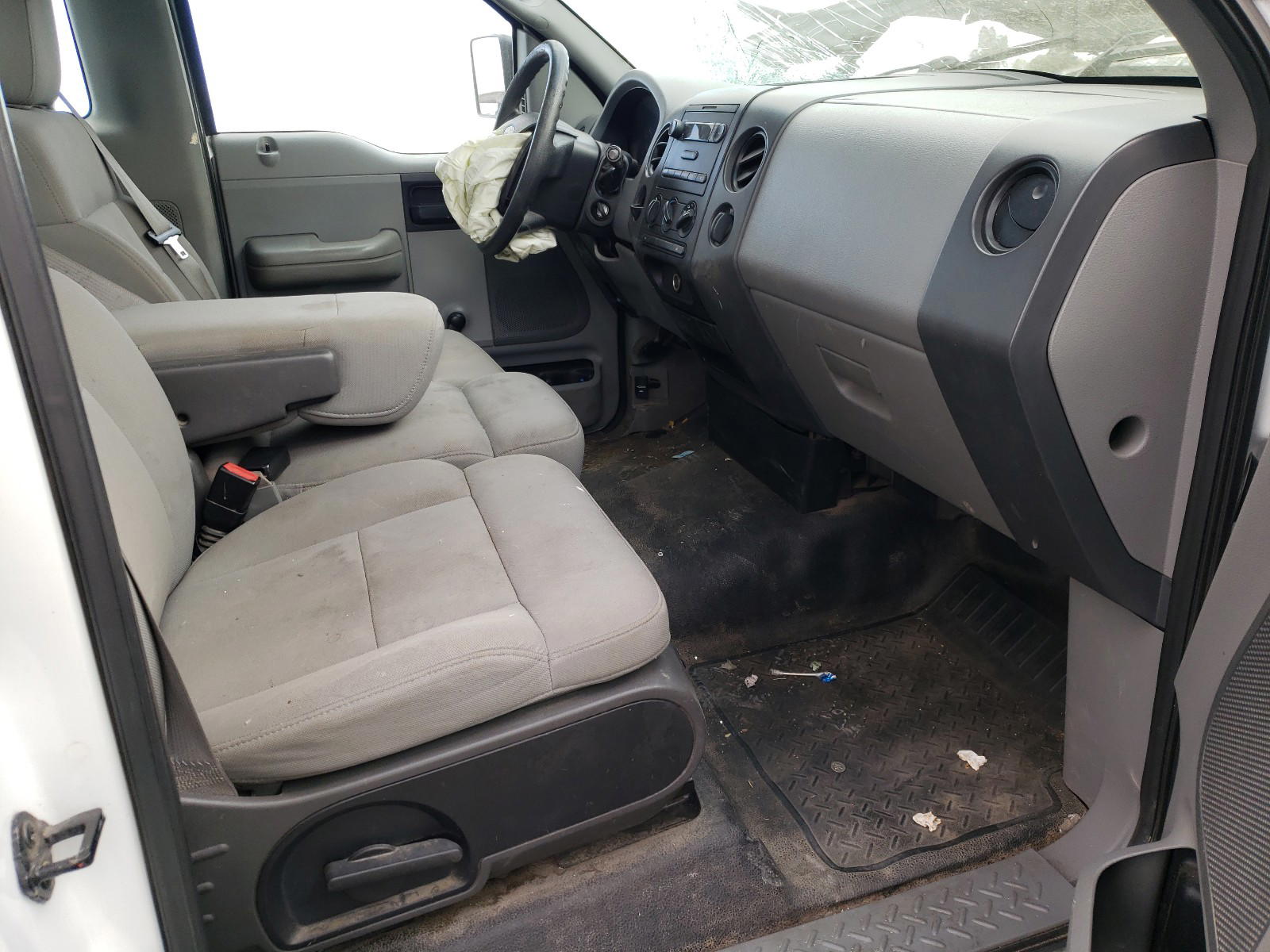 Photo 5 from auction – 2005 FORD F150 with VIN 1FTRF12W05NB97999