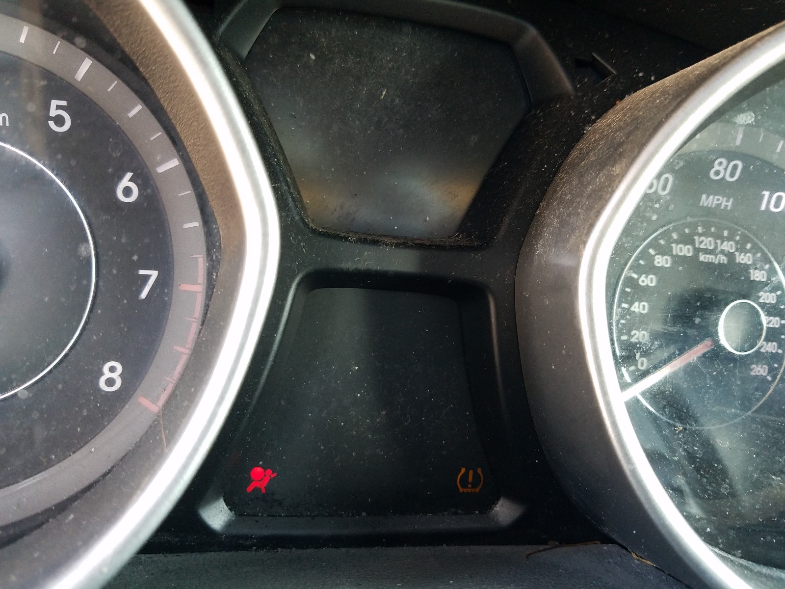 Photo 8 from auction – 2012 HYUNDAI ELANTRA GL with VIN 5NPDH4AE2CH091775