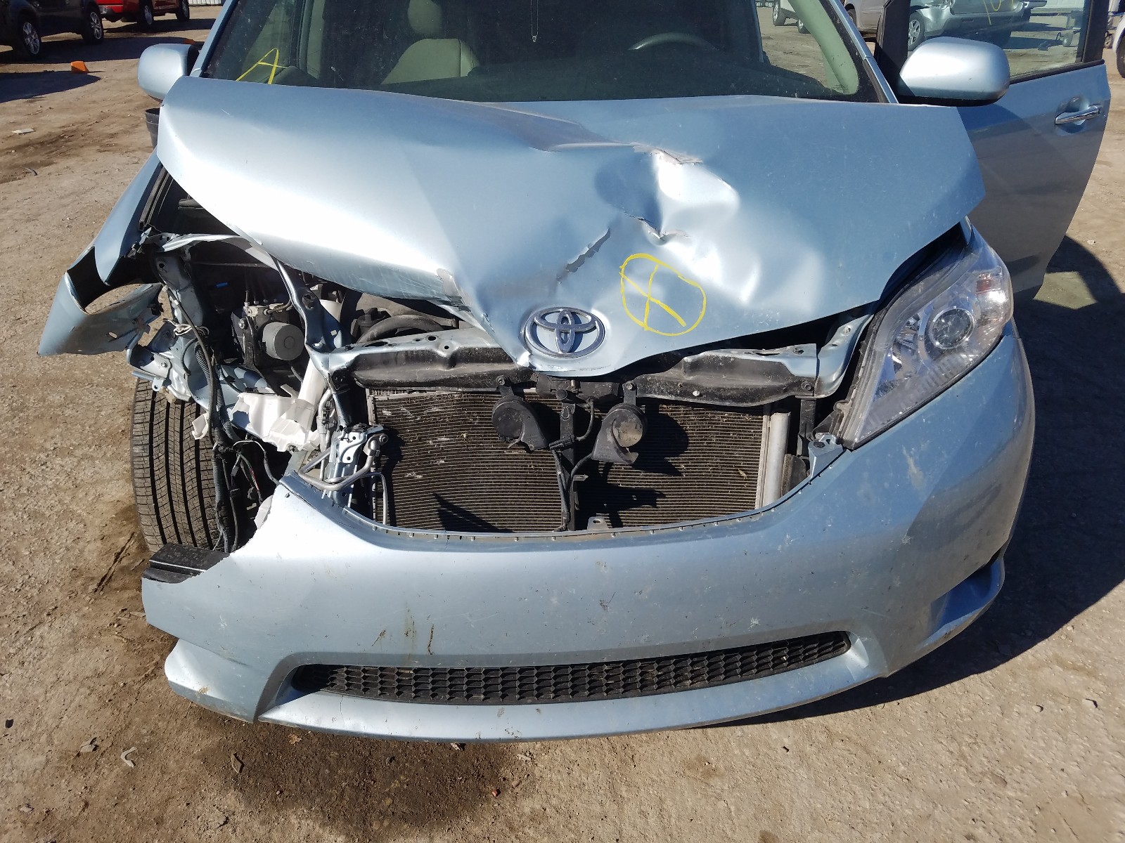 Photo 7 from auction – 2017 TOYOTA SIENNA XLE with VIN 5TDYZ3DC5HS843019